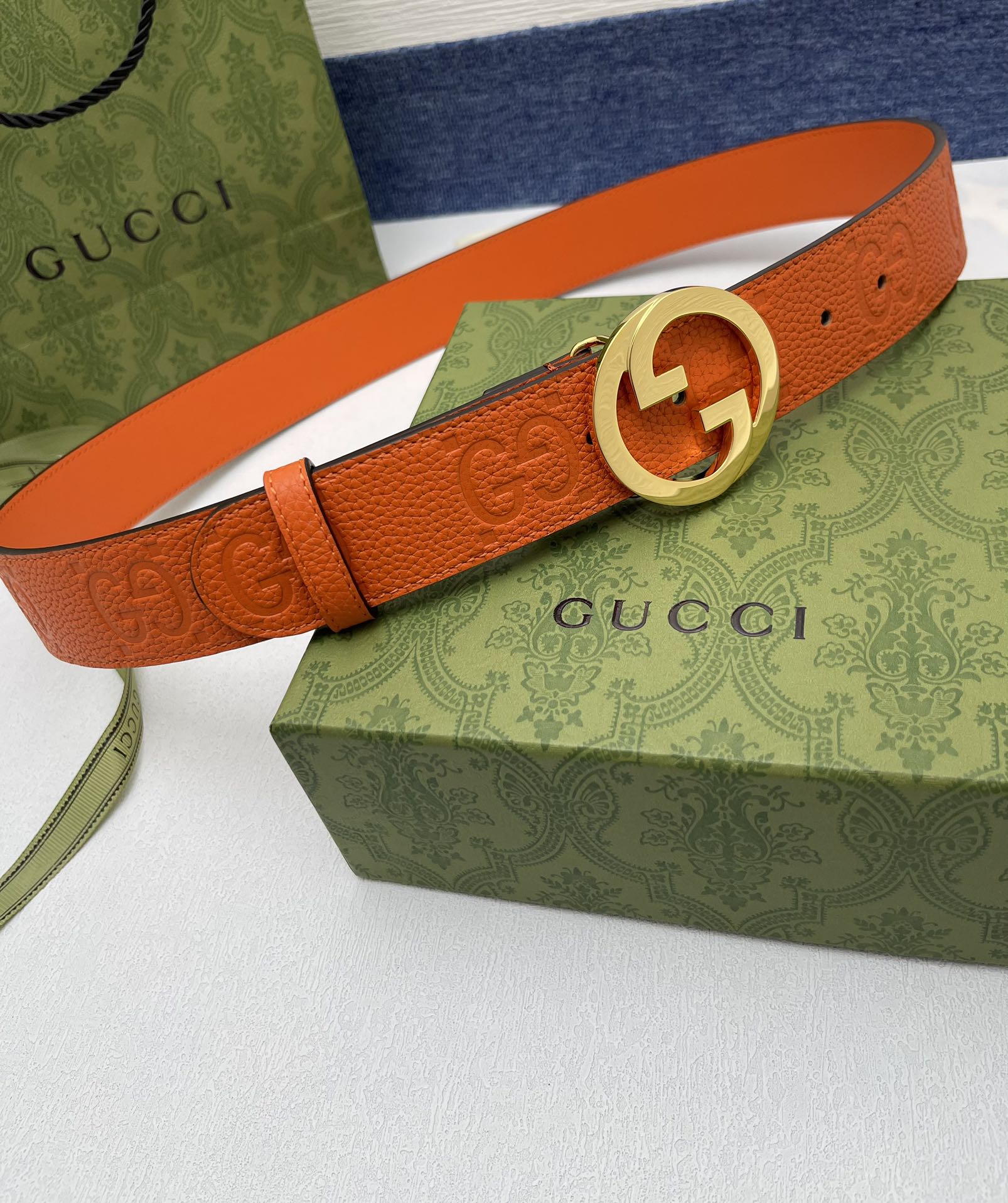 品牌古驰Gucci描述采用高级GucciSignature真皮精制而成触感厚实饰以双G商标带扣腰带为意大