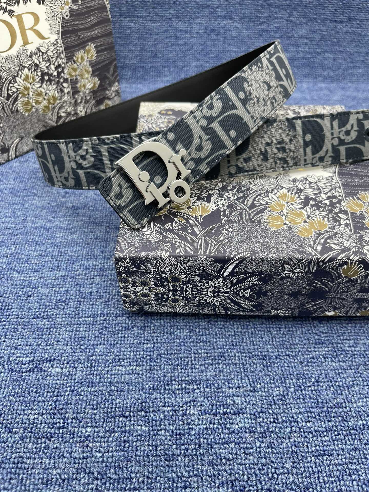 _最新款来袭品牌迪奥这款35Montaigne腰带从标志性的同名手袋汲取灵感可翻面使用以双面设计重新诠释
