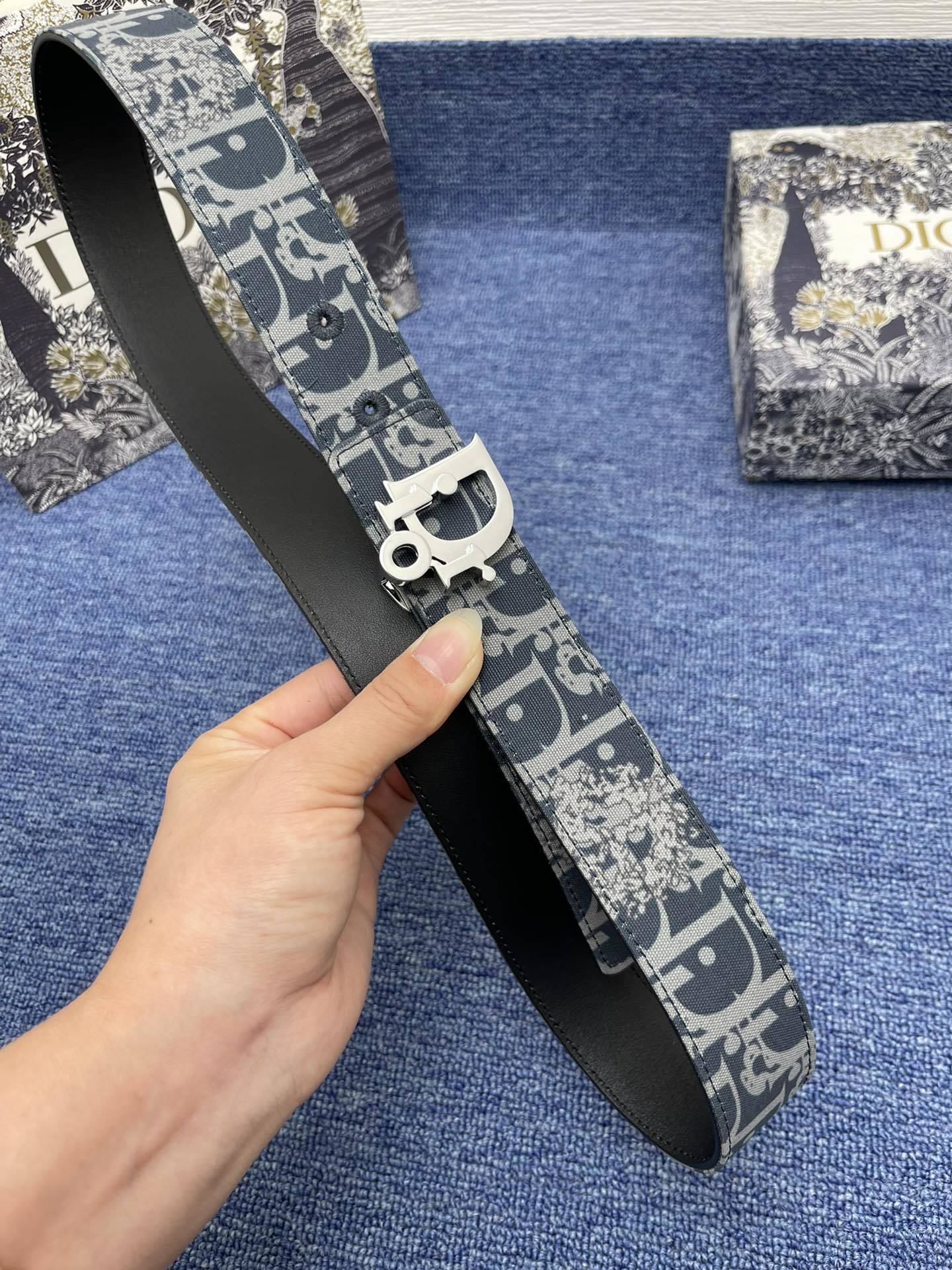 _最新款来袭品牌迪奥这款35Montaigne腰带从标志性的同名手袋汲取灵感可翻面使用以双面设计重新诠释