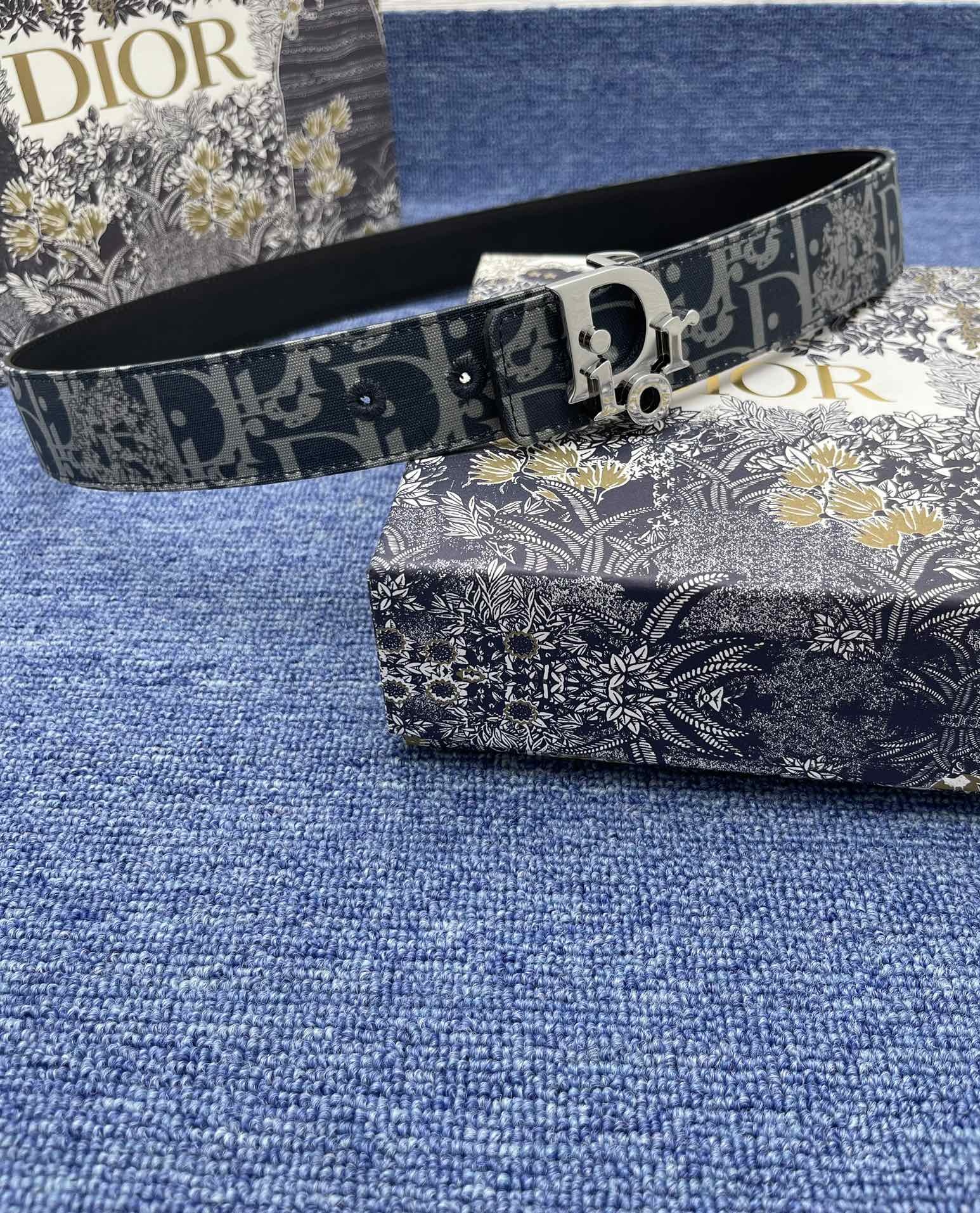 _最新款来袭品牌迪奥这款35Montaigne腰带从标志性的同名手袋汲取灵感可翻面使用以双面设计重新诠释