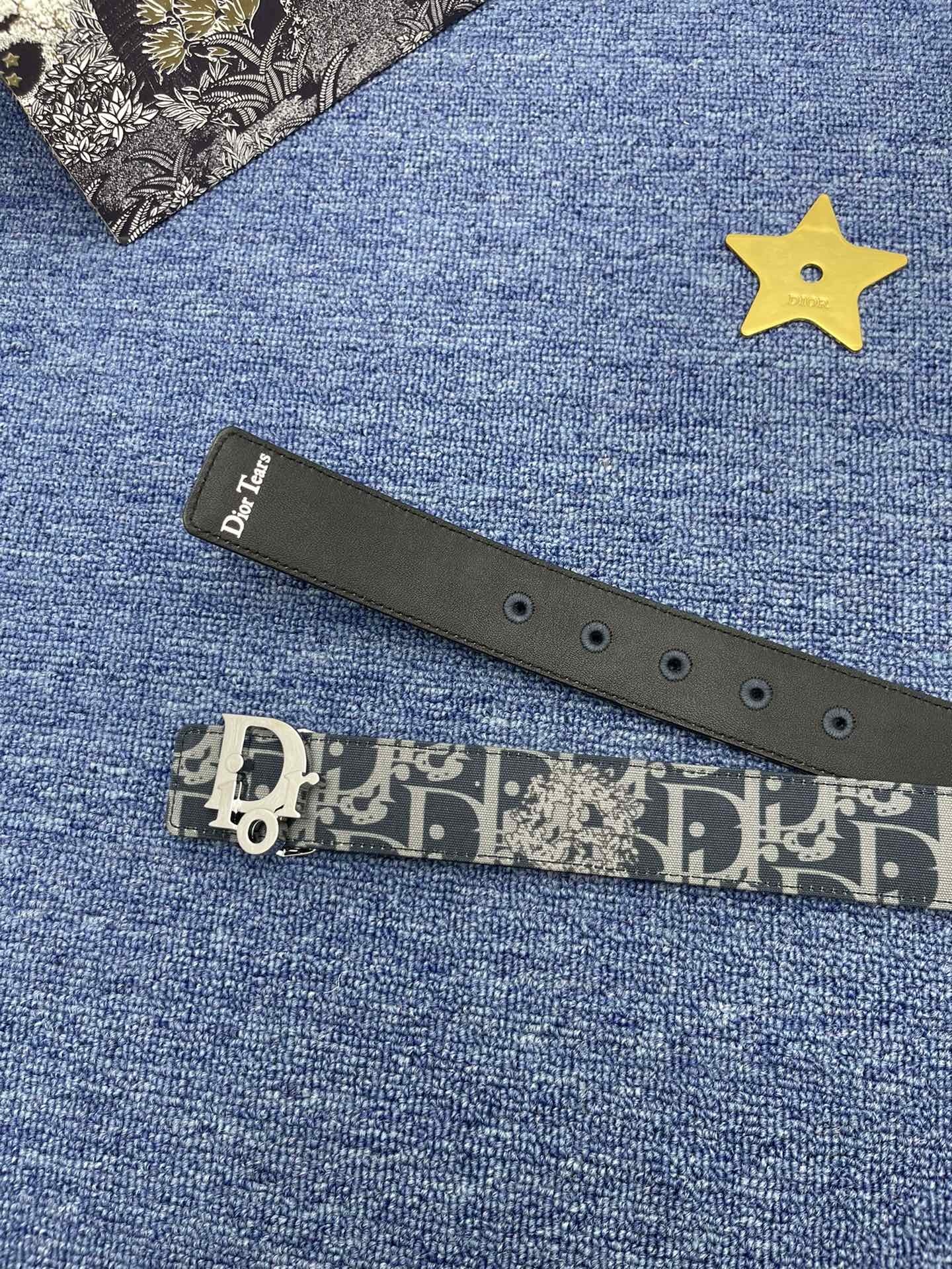 _最新款来袭品牌迪奥这款35Montaigne腰带从标志性的同名手袋汲取灵感可翻面使用以双面设计重新诠释