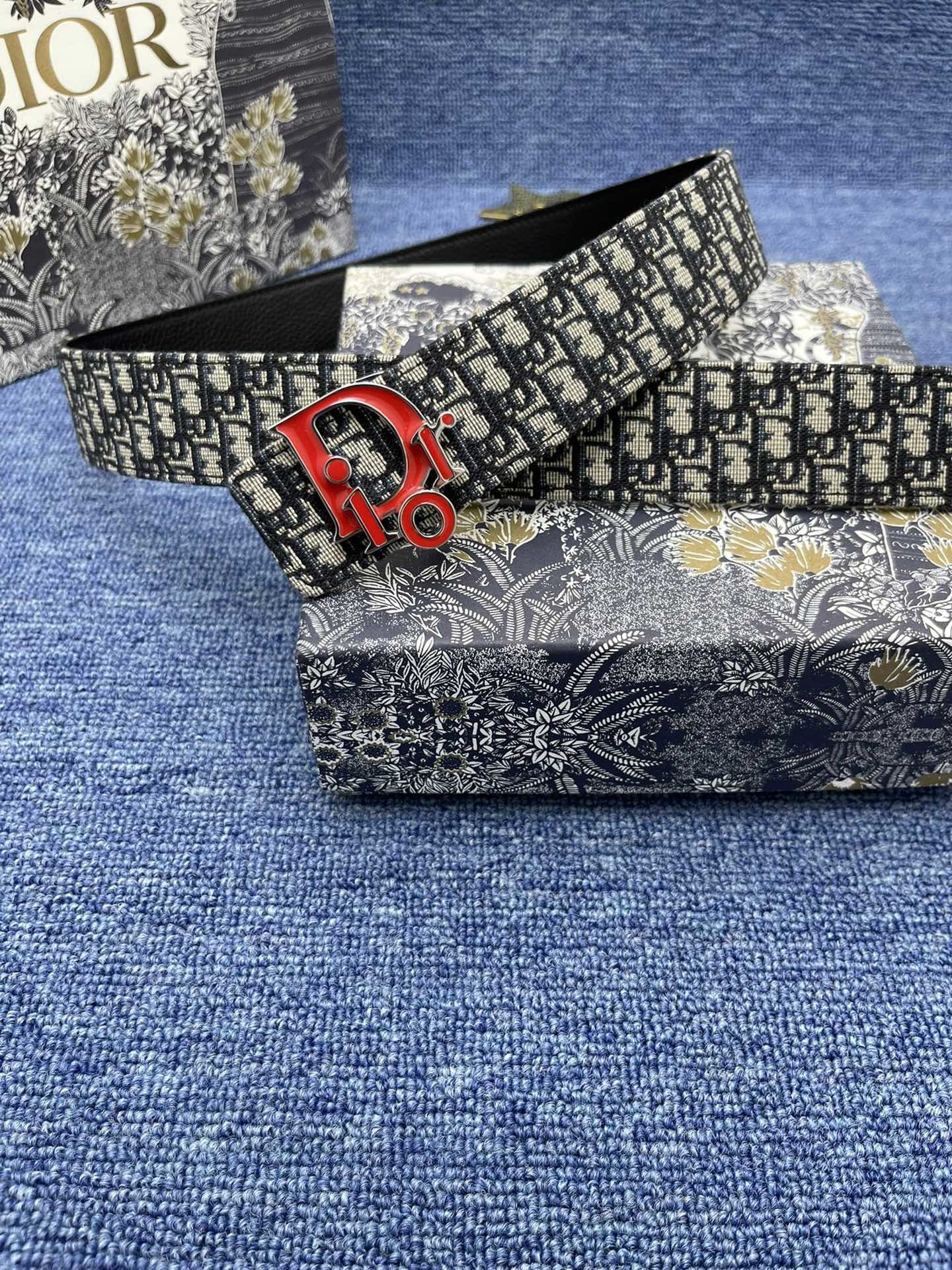 _最新款来袭品牌迪奥这款35Montaigne腰带从标志性的同名手袋汲取灵感可翻面使用以双面设计重新诠释