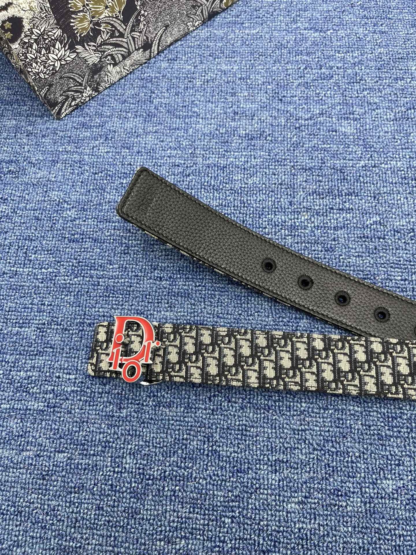 _最新款来袭品牌迪奥这款35Montaigne腰带从标志性的同名手袋汲取灵感可翻面使用以双面设计重新诠释