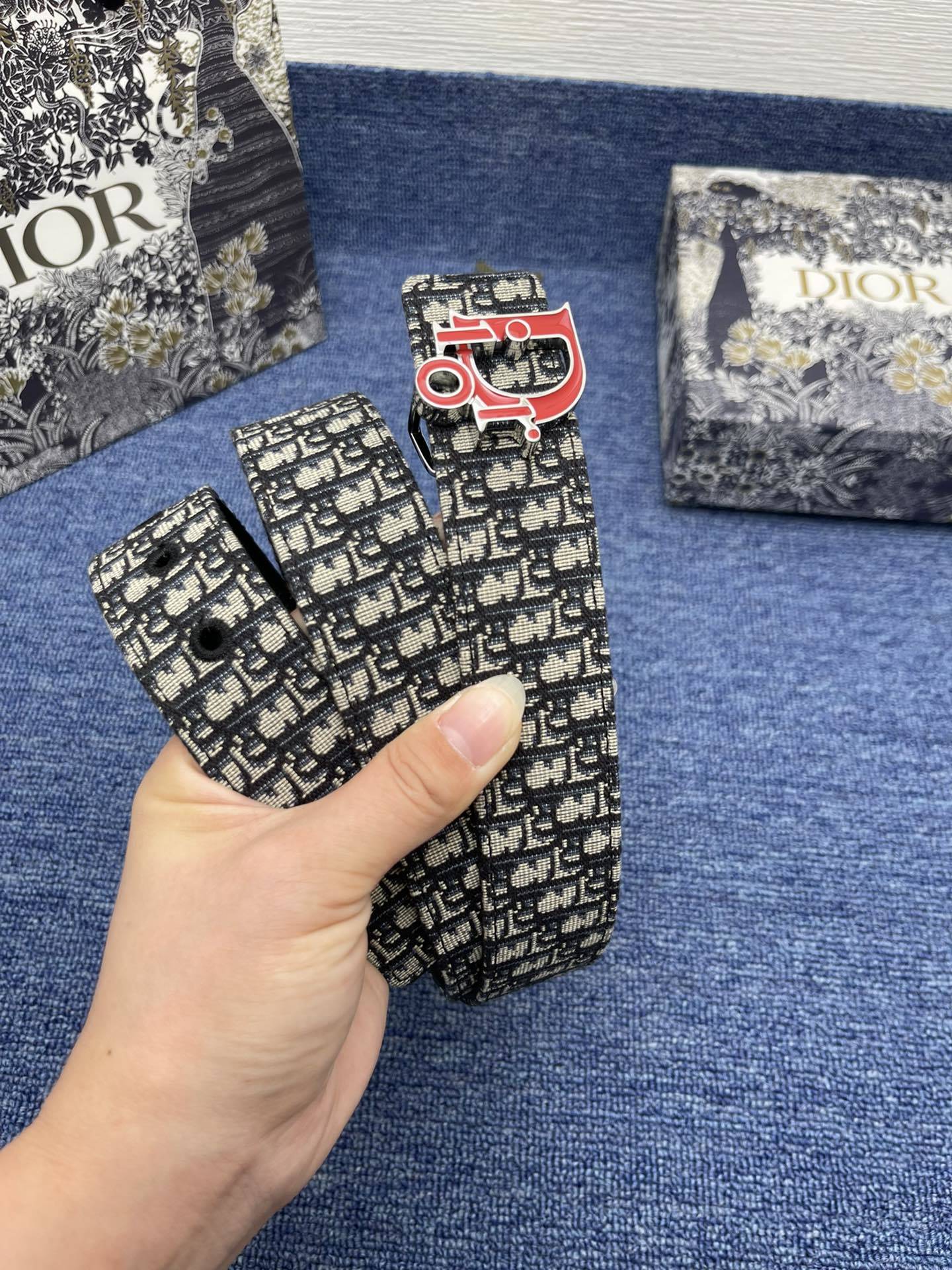 _最新款来袭品牌迪奥这款35Montaigne腰带从标志性的同名手袋汲取灵感可翻面使用以双面设计重新诠释