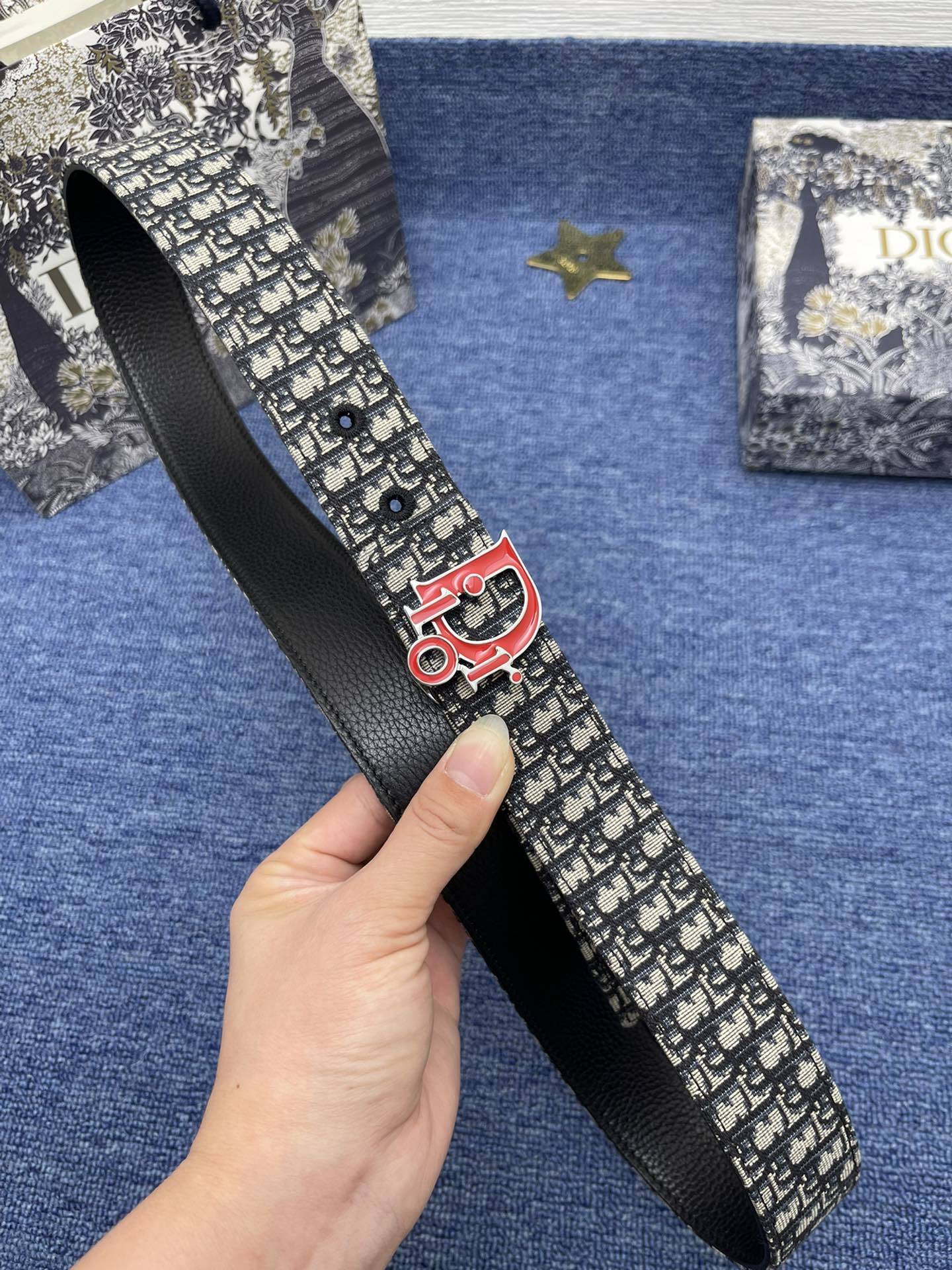 _最新款来袭品牌迪奥这款35Montaigne腰带从标志性的同名手袋汲取灵感可翻面使用以双面设计重新诠释