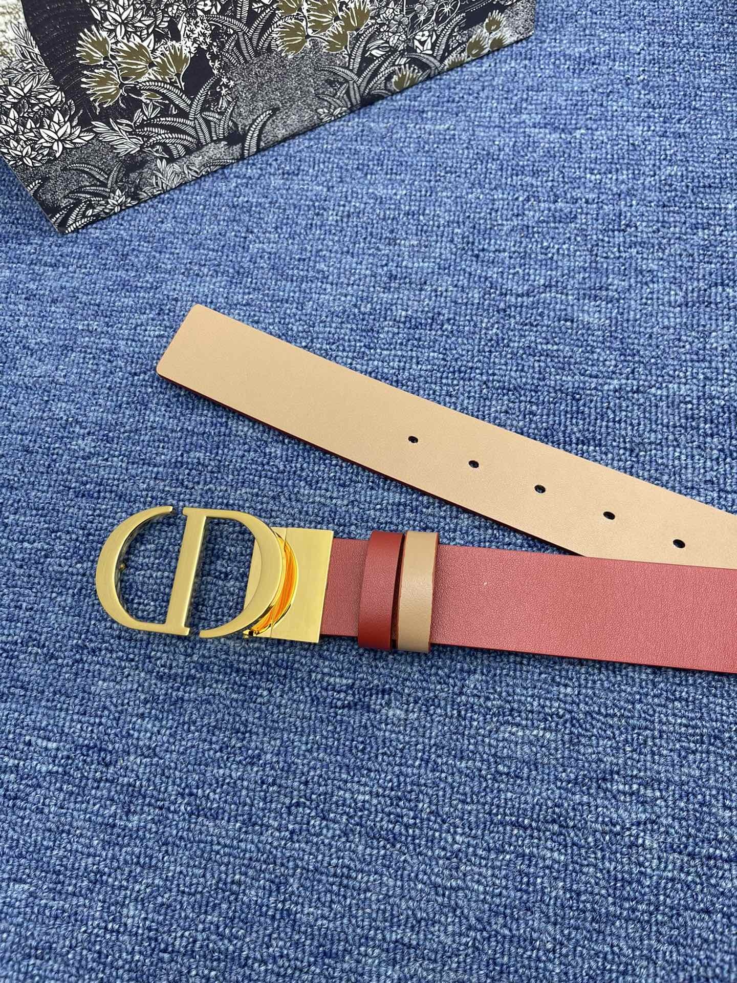 迪奥3.5cm这款30MontaigneAvenue腰带从同名手袋汲取灵感是二零二三年秋季新品采用黑色光