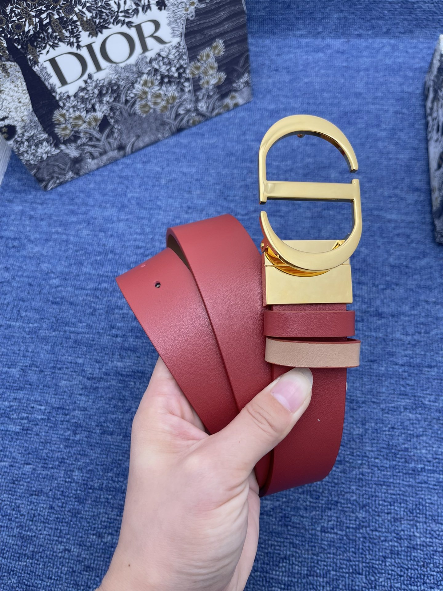 迪奥3.5cm这款30MontaigneAvenue腰带从同名手袋汲取灵感是二零二三年秋季新品采用黑色光