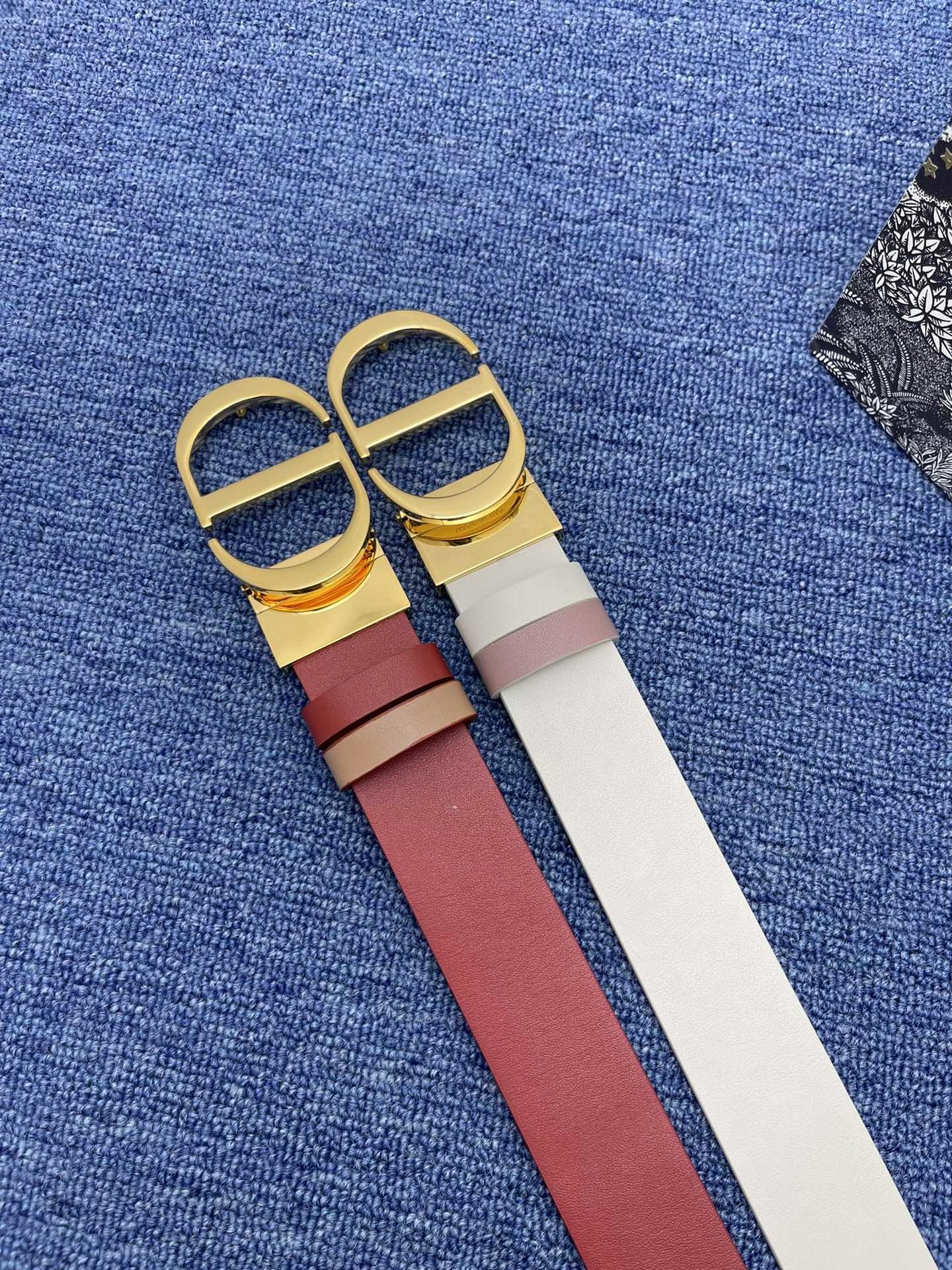 迪奥3.5cm这款30MontaigneAvenue腰带从同名手袋汲取灵感是二零二三年秋季新品采用黑色光