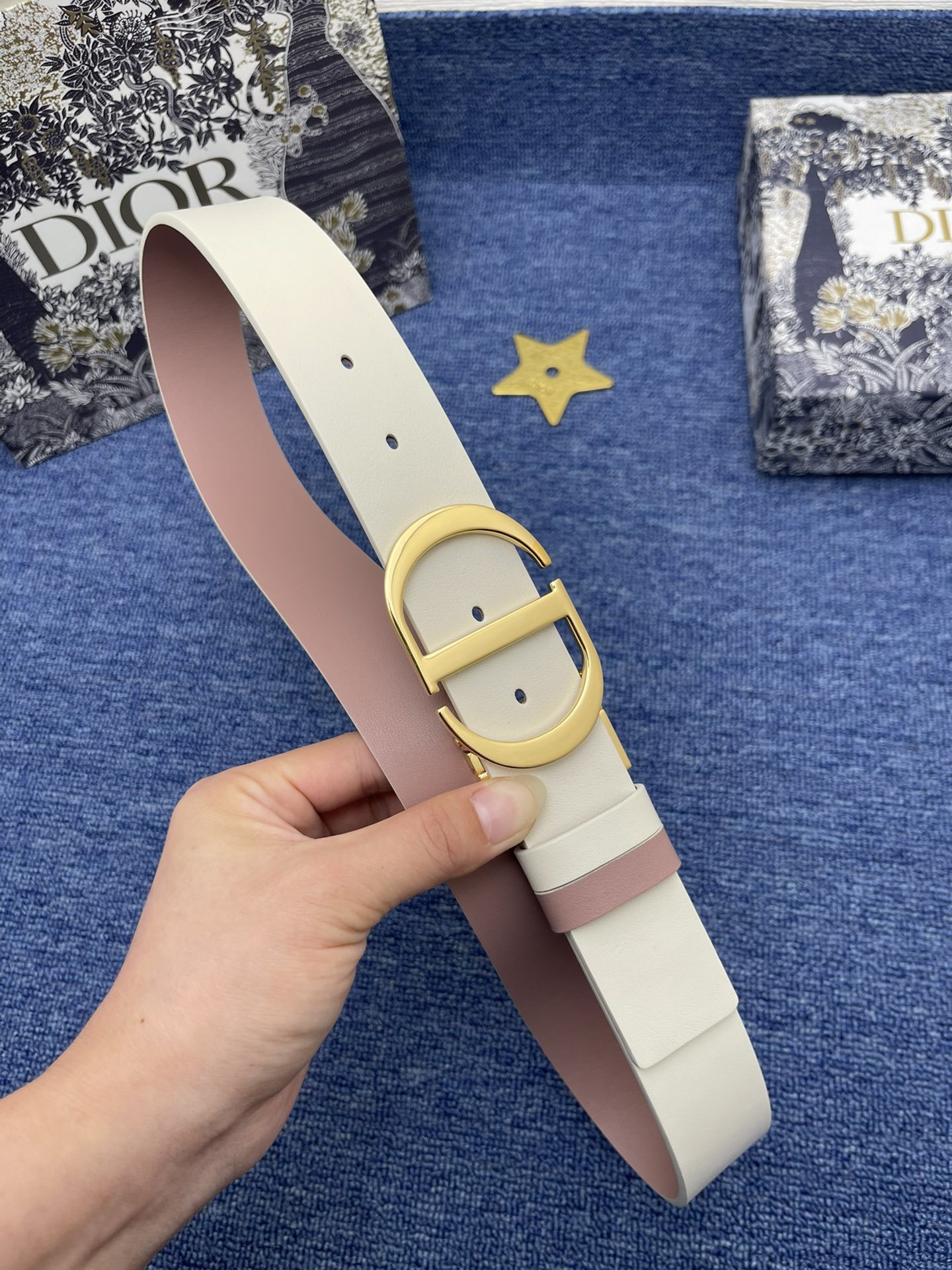 迪奥3.5cm这款30MontaigneAvenue腰带从同名手袋汲取灵感是二零二三年秋季新品采用黑色光