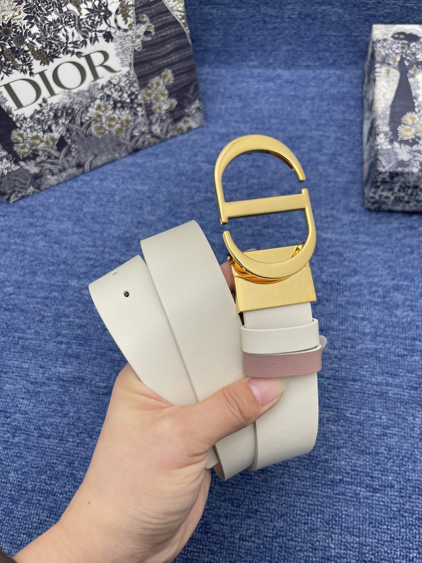 迪奥3.5cm这款30MontaigneAvenue腰带从同名手袋汲取灵感是二零二三年秋季新品采用黑色光