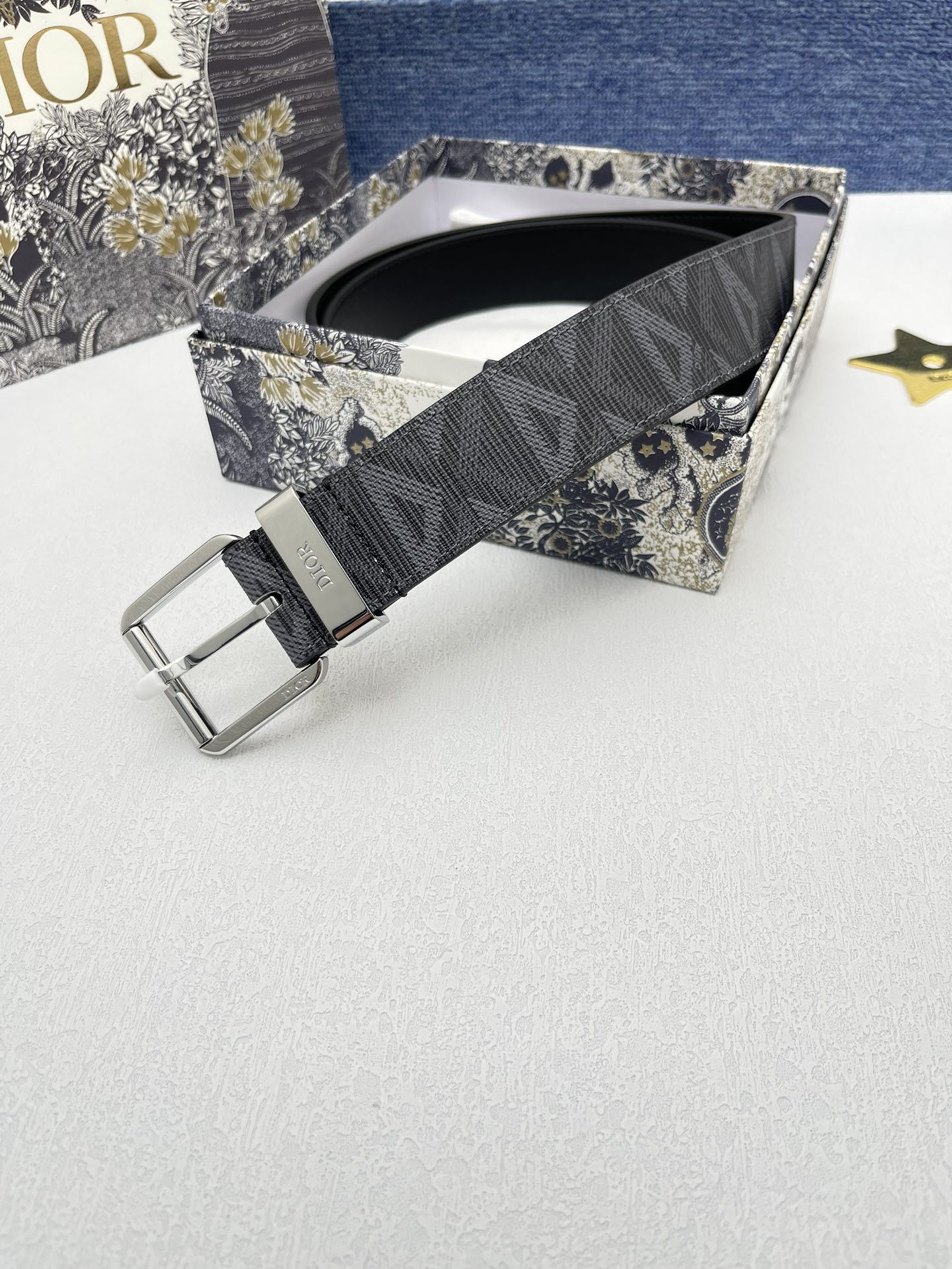迪奥3.5cm这款30MontaigneAvenue腰带从同名手袋汲取灵感是二零二三年秋季新品采用黑色光
