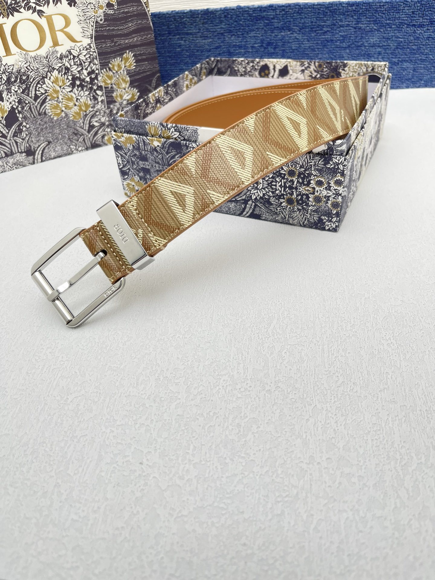 迪奥3.5cm这款30MontaigneAvenue腰带从同名手袋汲取灵感是二零二三年秋季新品采用黑色光