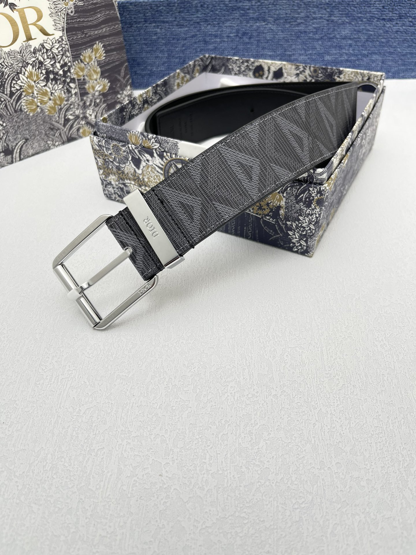 迪奥4.0cm这款30MontaigneAvenue腰带从同名手袋汲取灵感是二零二三年秋季新品采用黑色光