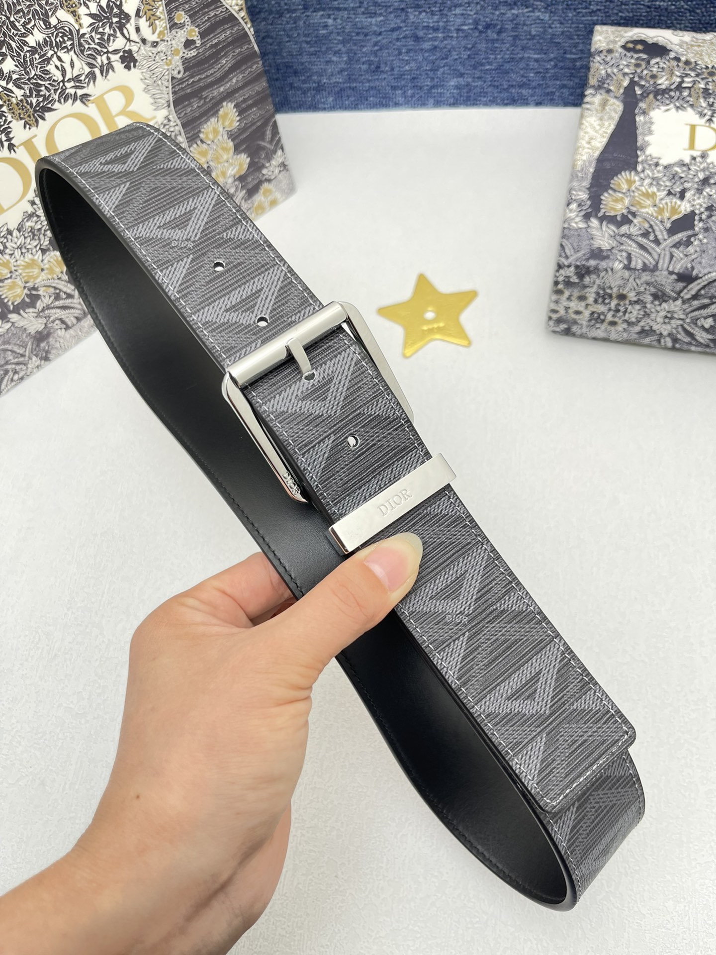 迪奥4.0cm这款30MontaigneAvenue腰带从同名手袋汲取灵感是二零二三年秋季新品采用黑色光