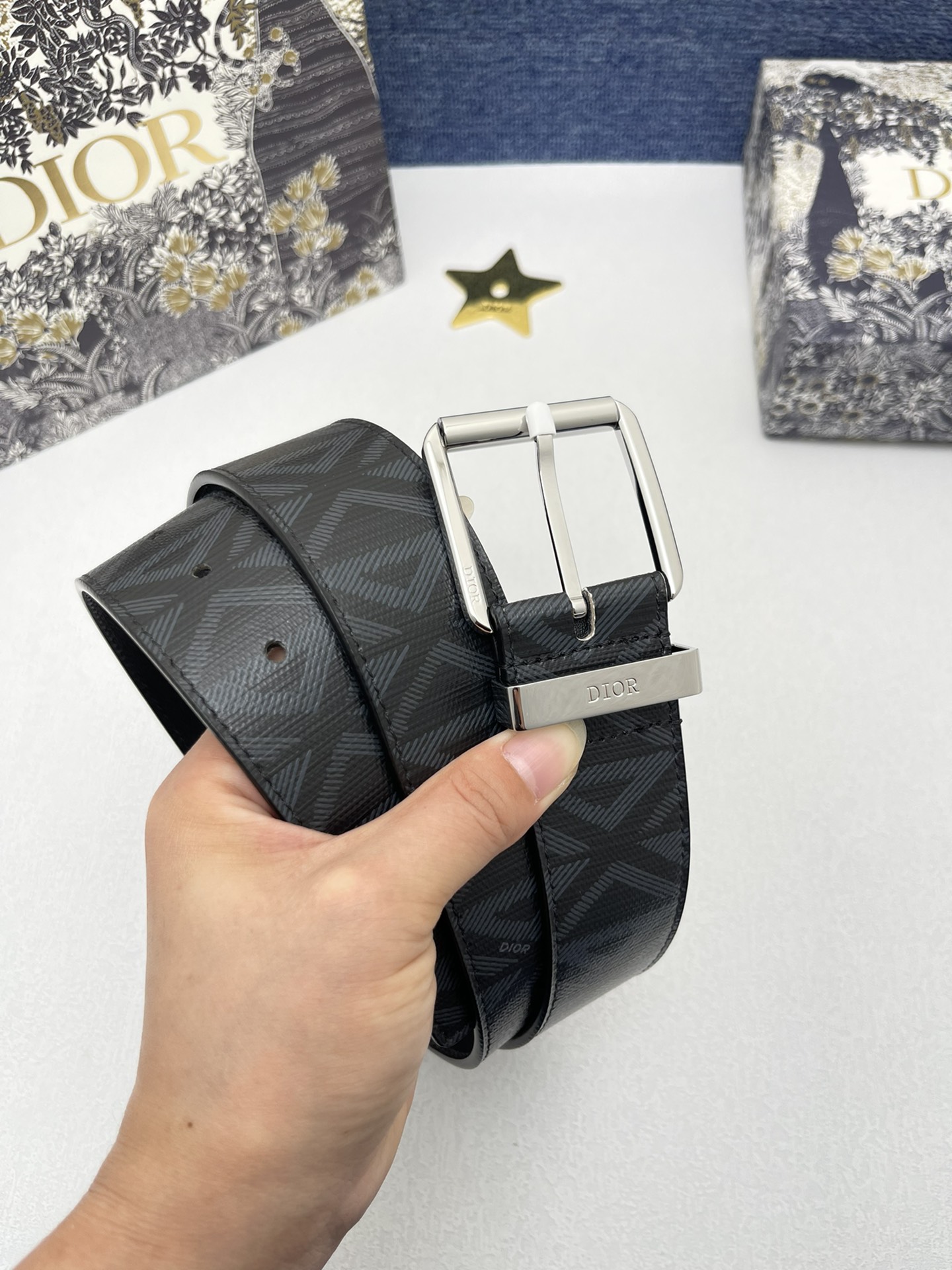 迪奥4.0cm这款30MontaigneAvenue腰带从同名手袋汲取灵感是二零二三年秋季新品采用黑色光