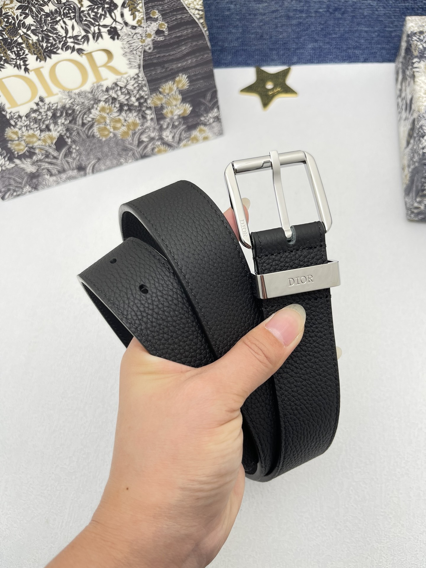 迪奥3.5cm这款30MontaigneAvenue腰带从同名手袋汲取灵感是二零二三年秋季新品采用黑色光