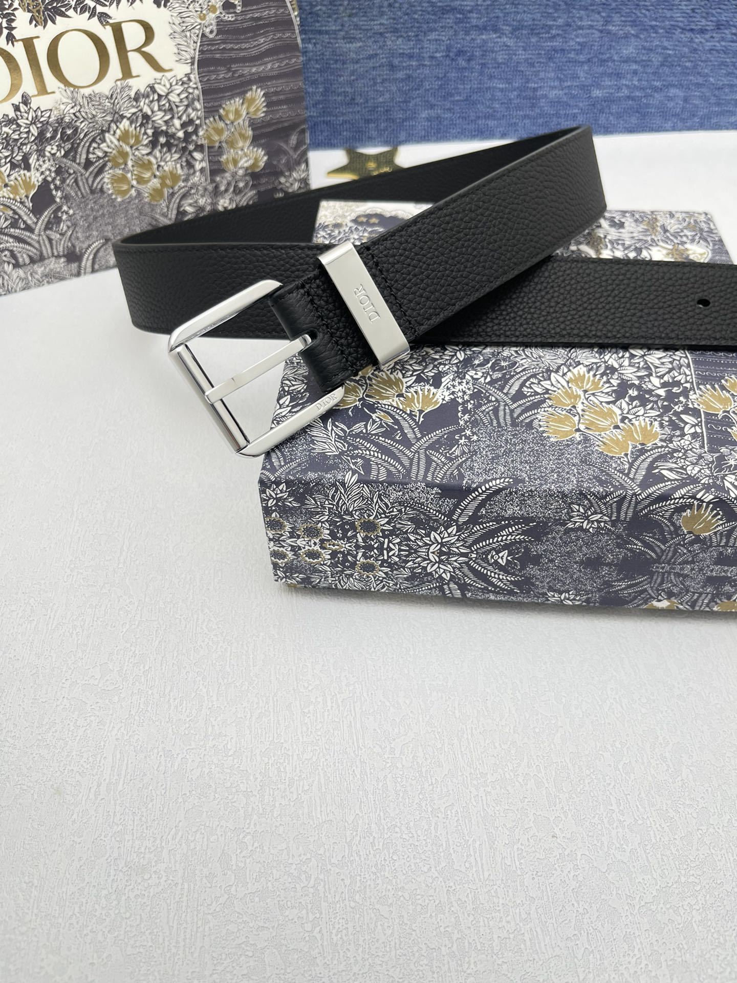 迪奥3.5cm这款30MontaigneAvenue腰带从同名手袋汲取灵感是二零二三年秋季新品采用黑色光
