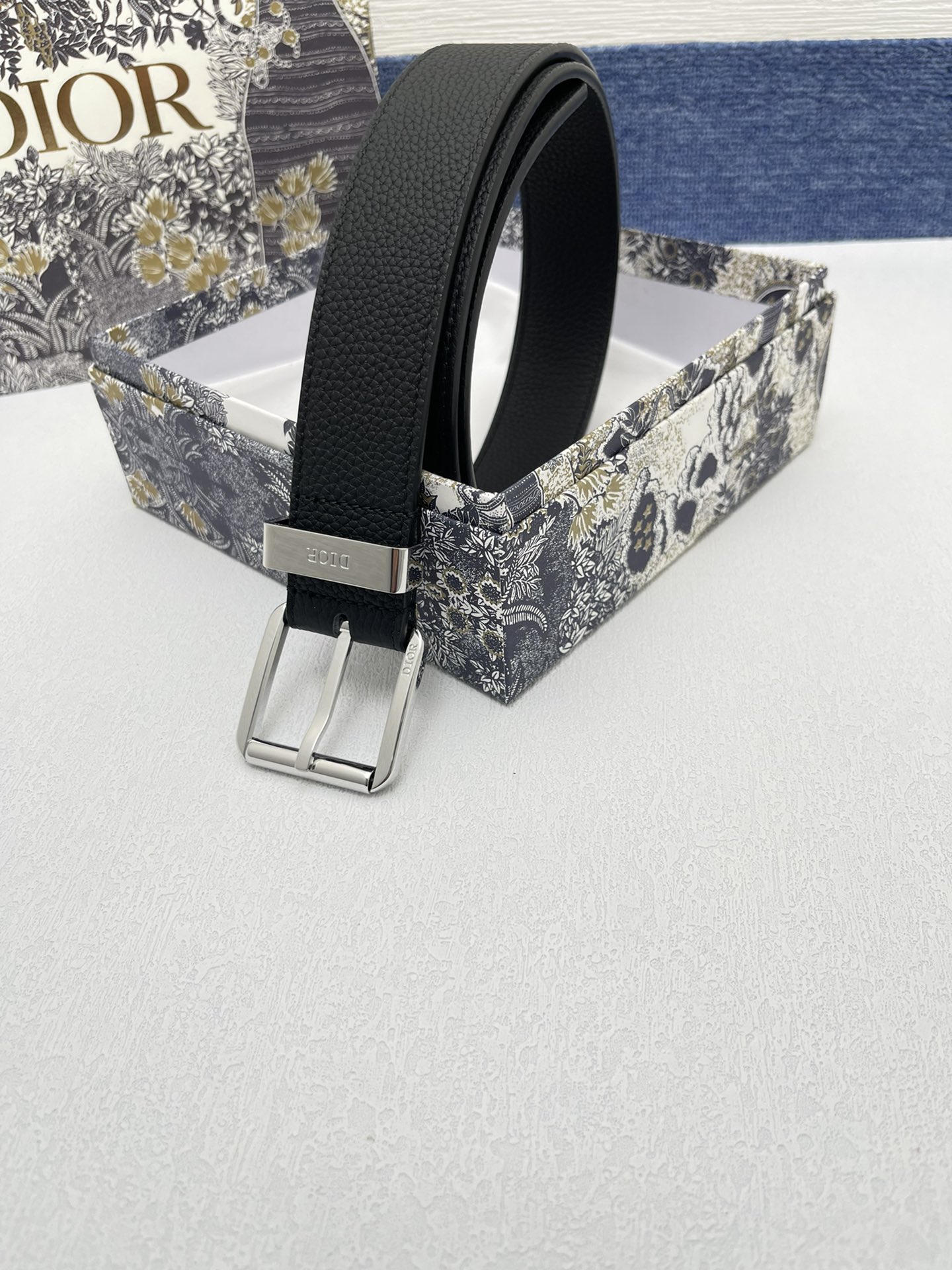 迪奥3.5cm这款30MontaigneAvenue腰带从同名手袋汲取灵感是二零二三年秋季新品采用黑色光