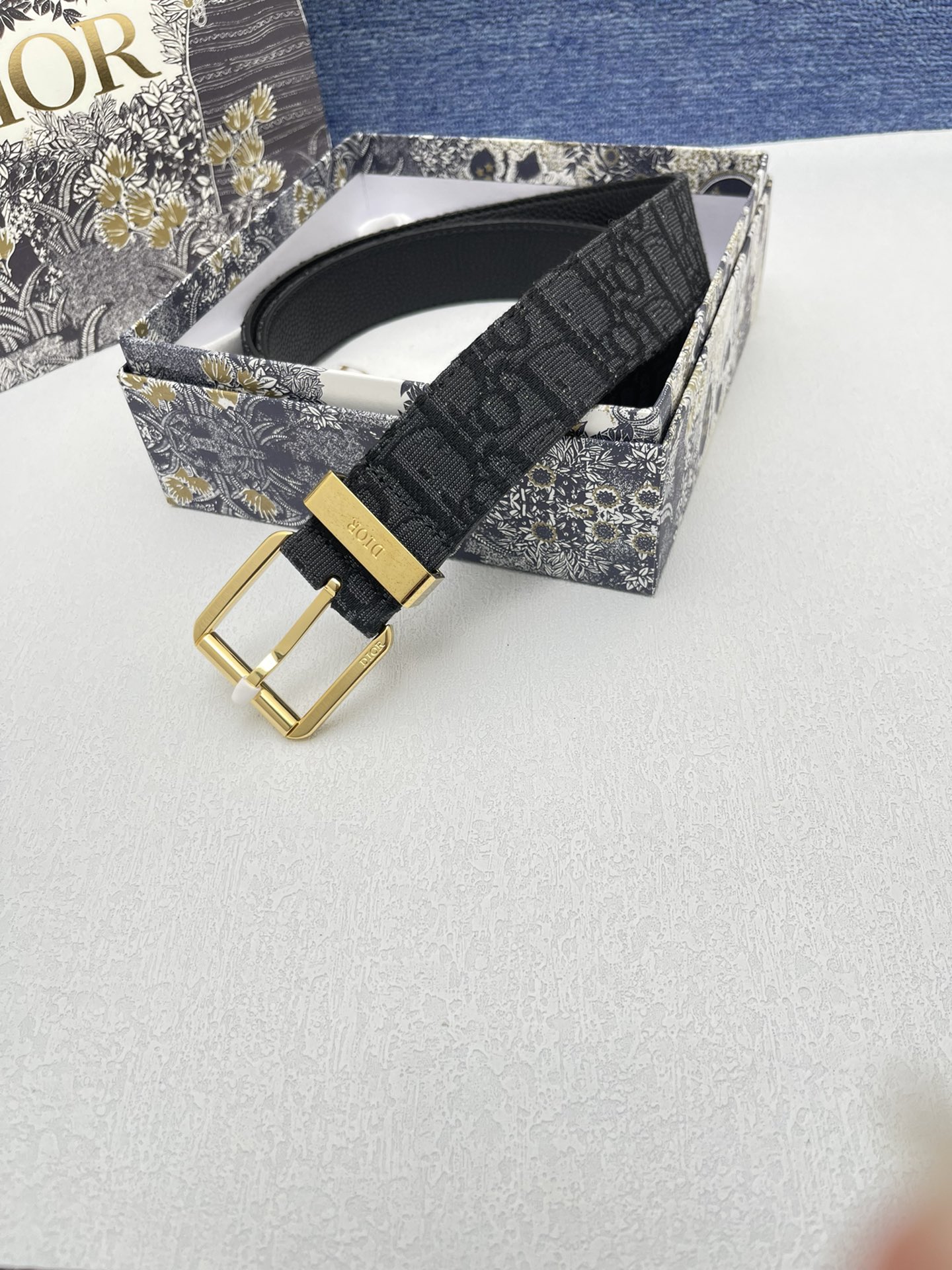 _最新款来袭品牌迪奥这款35Montaigne腰带从标志性的同名手袋汲取灵感可翻面使用以双面设计重新诠释