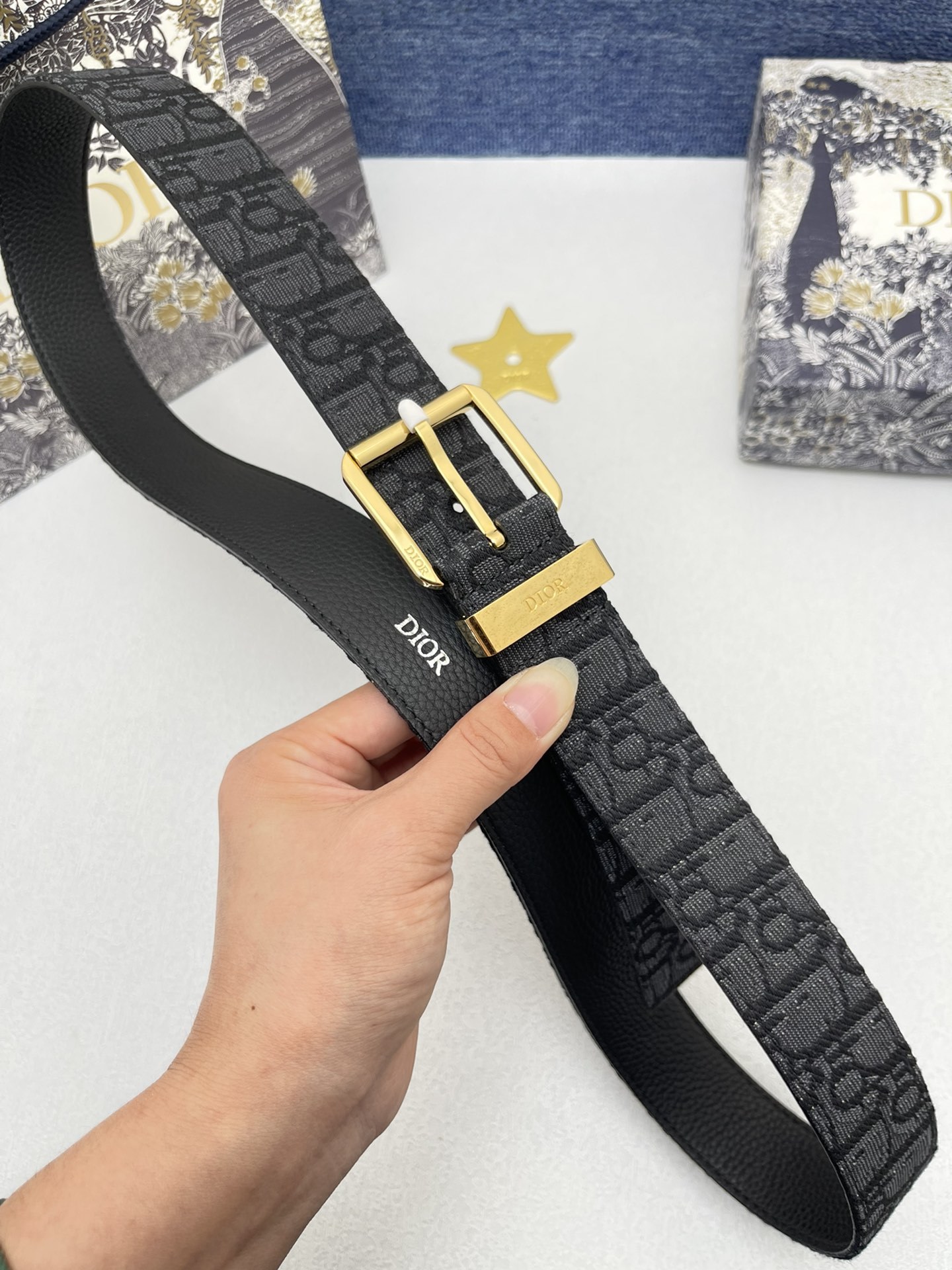 _最新款来袭品牌迪奥这款35Montaigne腰带从标志性的同名手袋汲取灵感可翻面使用以双面设计重新诠释