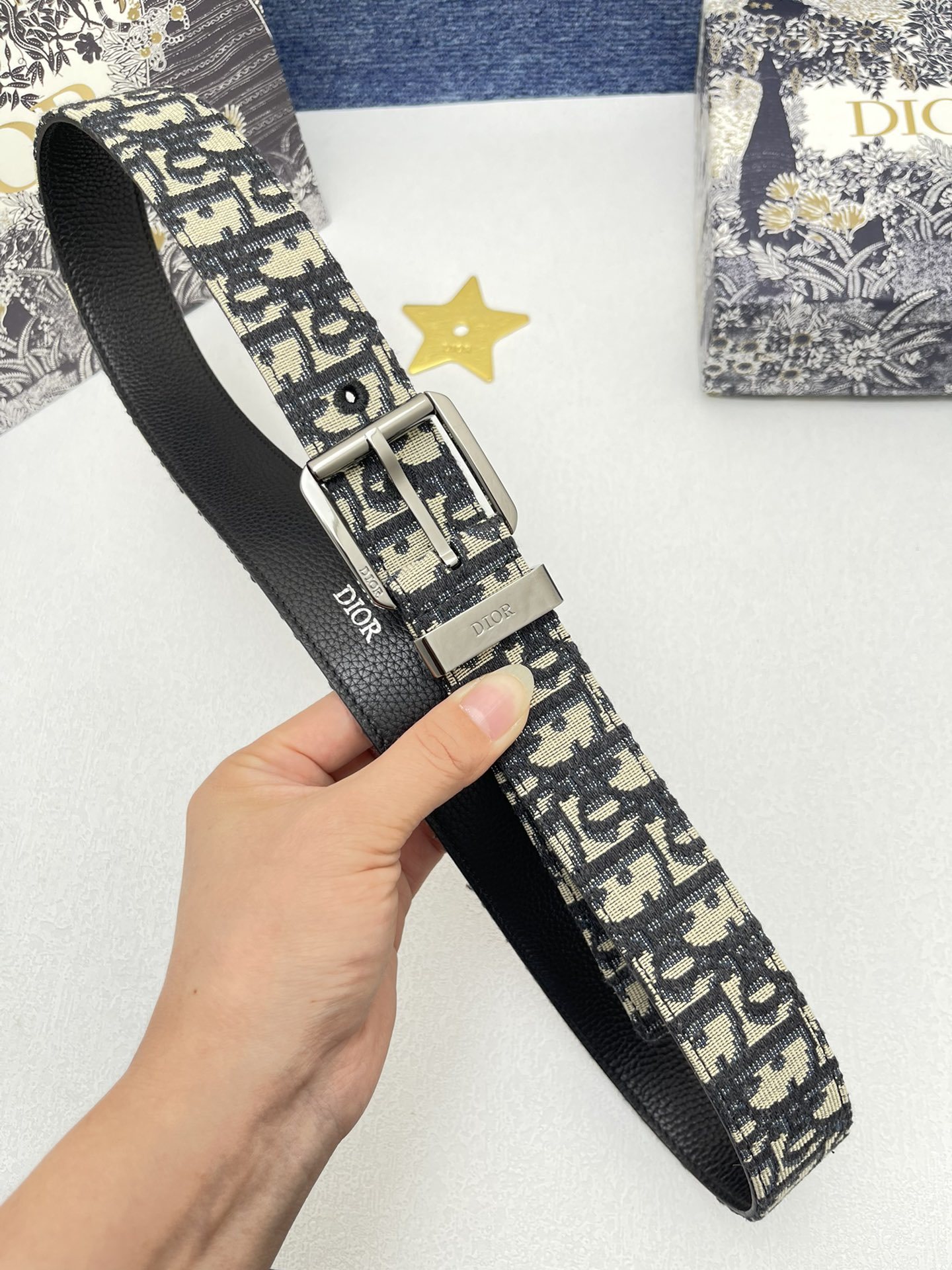 _最新款来袭品牌迪奥这款35Montaigne腰带从标志性的同名手袋汲取灵感可翻面使用以双面设计重新诠释