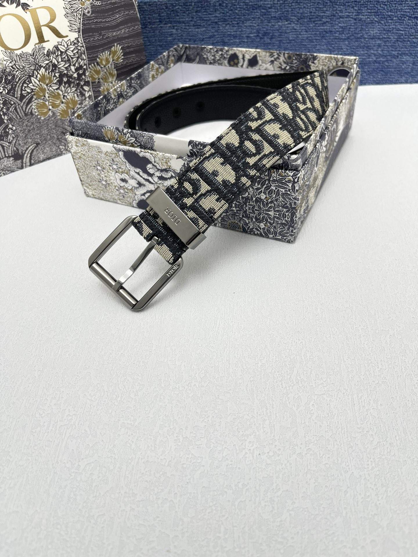 _最新款来袭品牌迪奥这款35Montaigne腰带从标志性的同名手袋汲取灵感可翻面使用以双面设计重新诠释