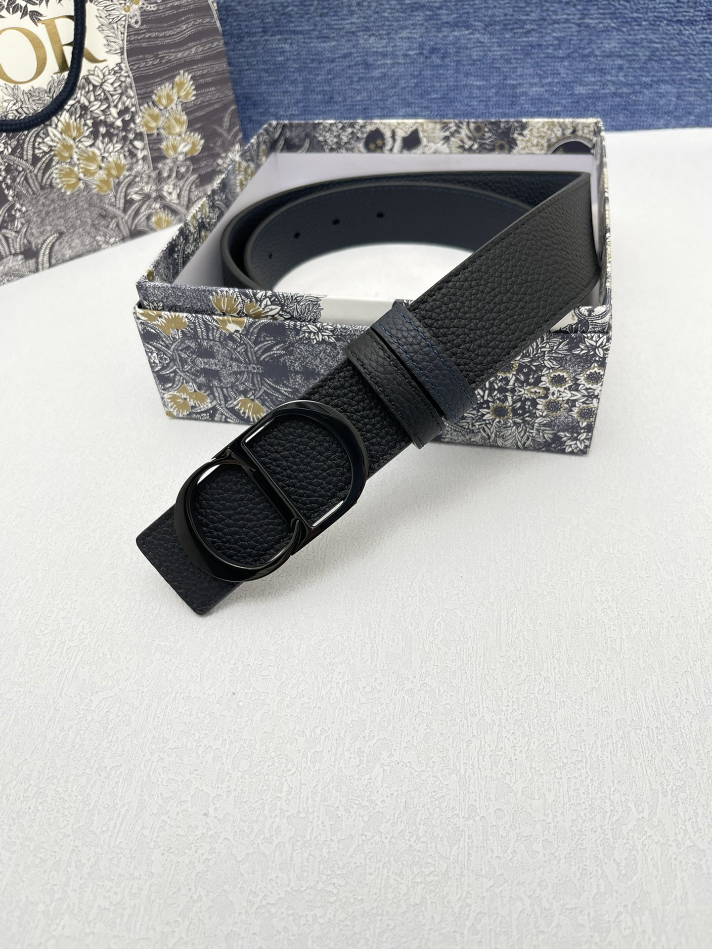 迪奥5503.5cm这款30MontaigneAvenue腰带从同名手袋汲取灵感是二零二三年秋季新品采用
