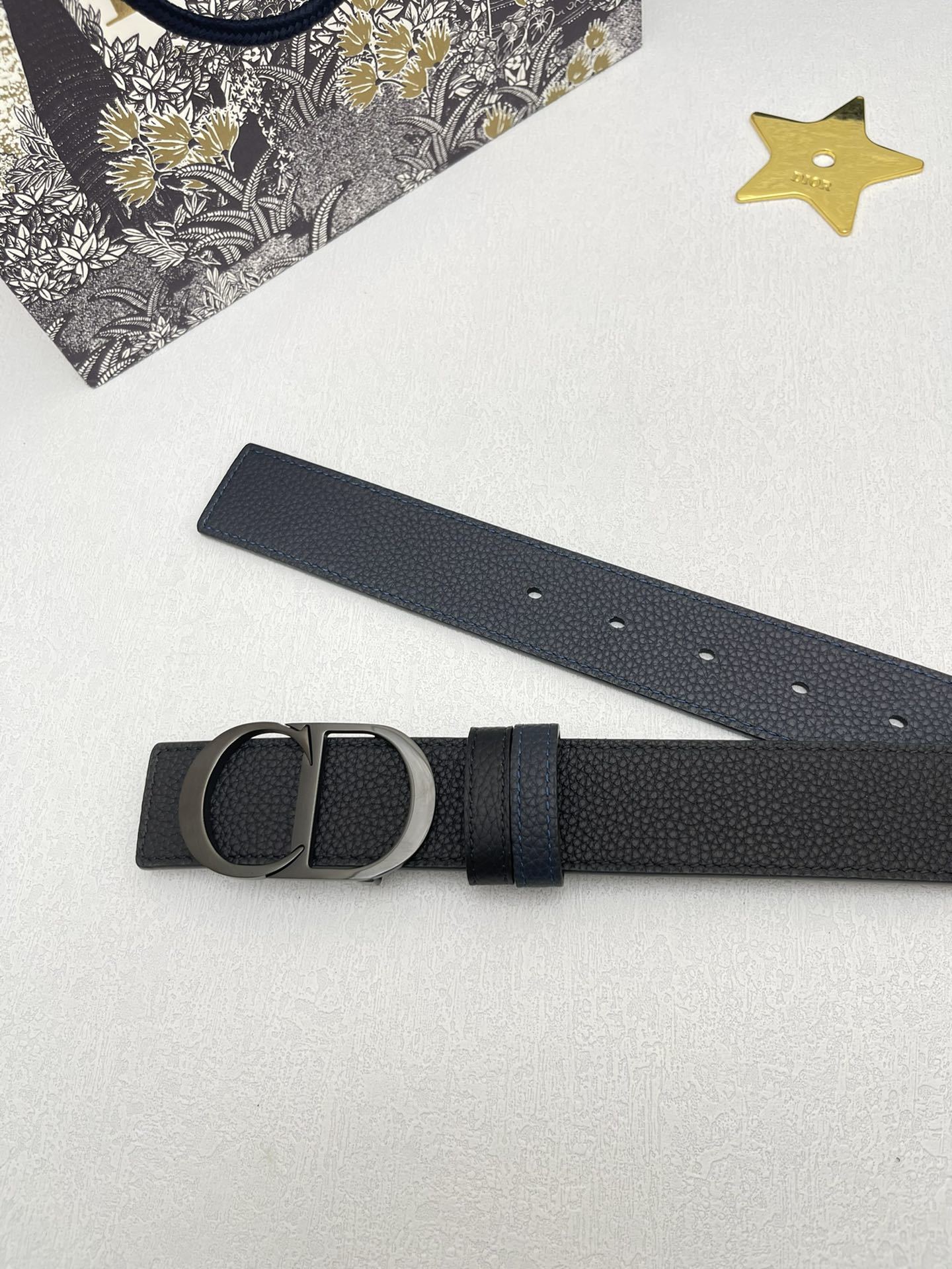 迪奥5503.5cm这款30MontaigneAvenue腰带从同名手袋汲取灵感是二零二三年秋季新品采用