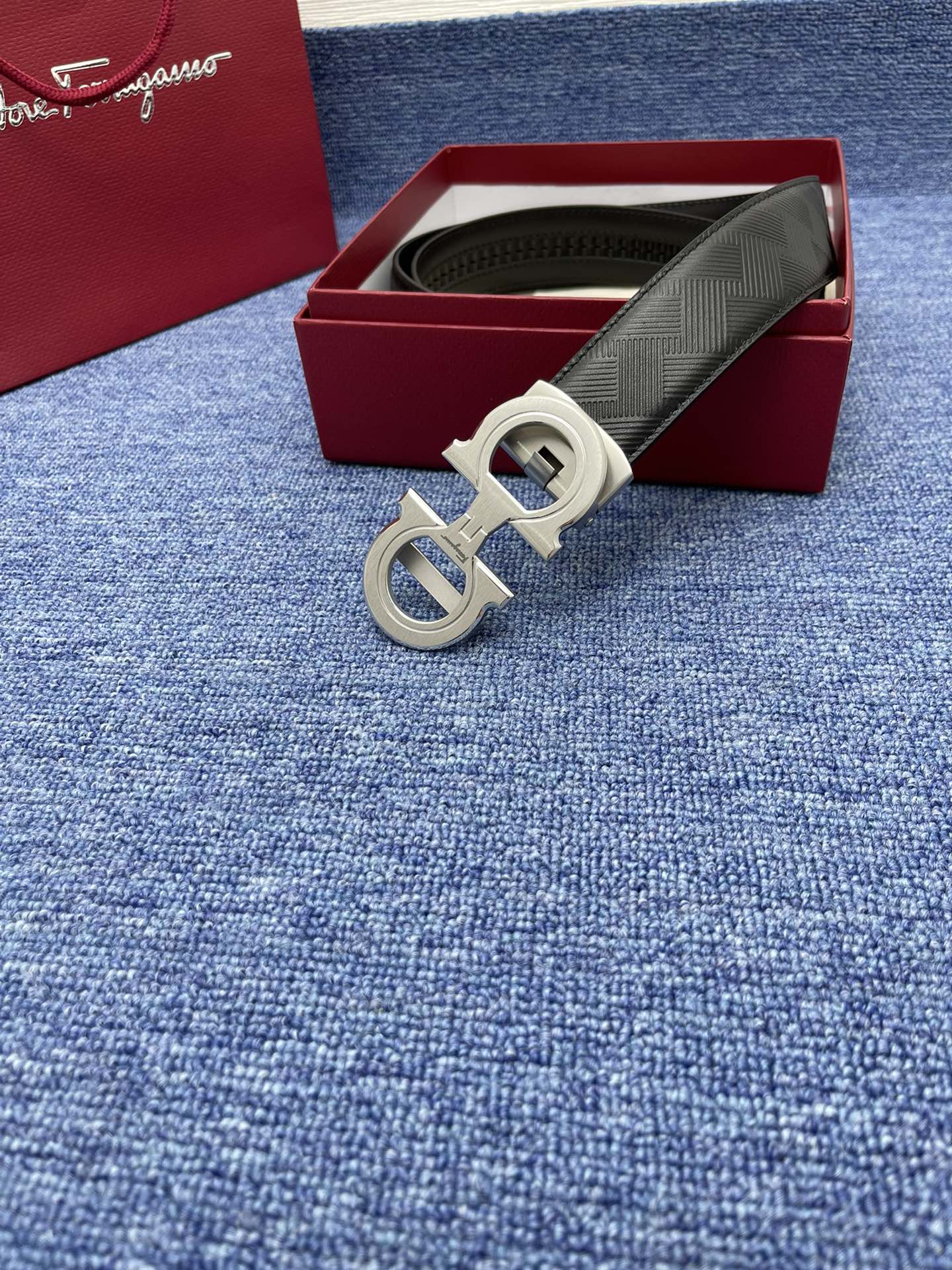 品牌菲拉.格慕3.5cm.自动带2023秋冬新款描述这款皮带采用天然粒纹皮革材质颇具都市风范细节充满动感