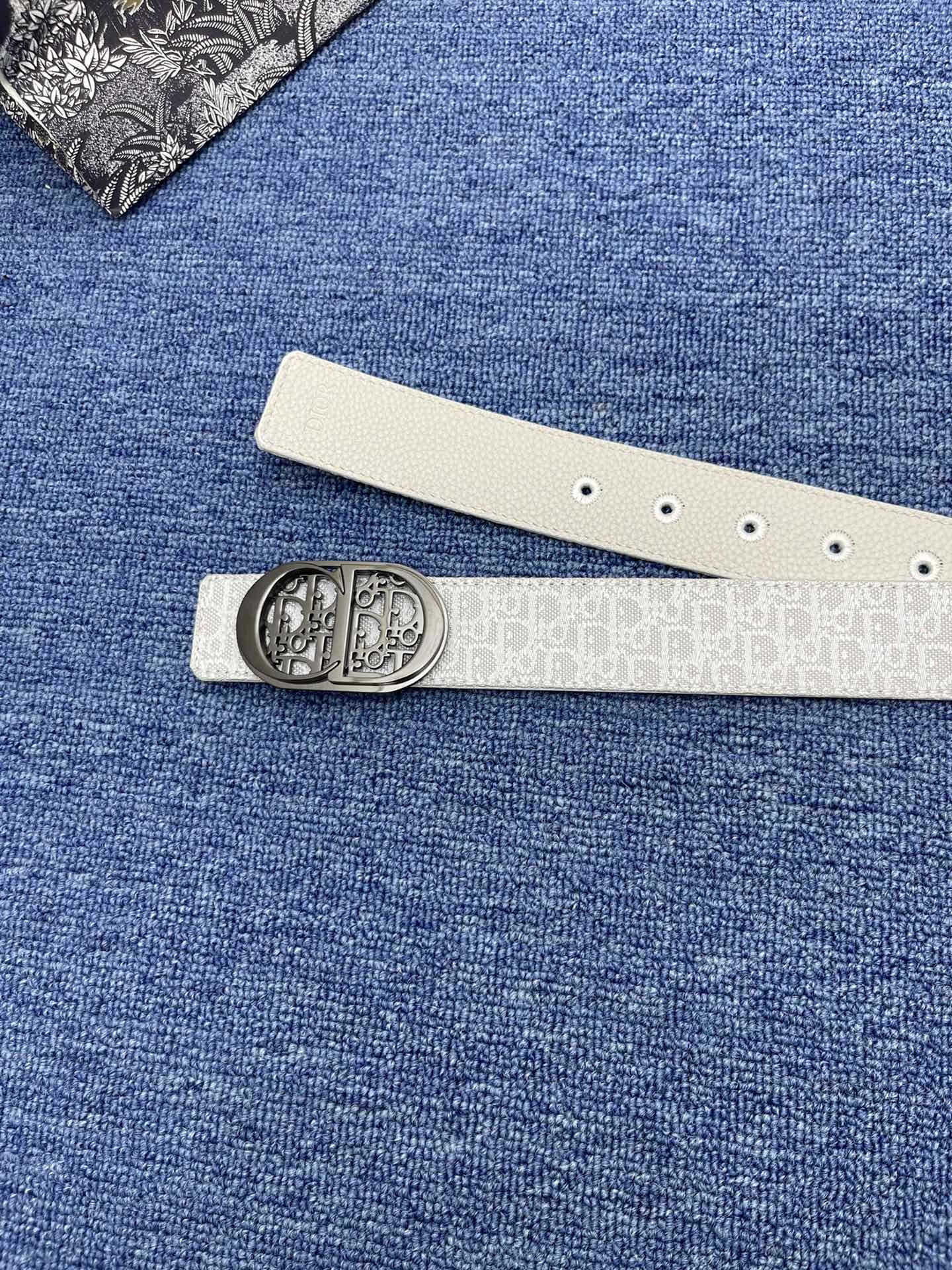 _最新款来袭品牌迪奥这款35Montaigne腰带从标志性的同名手袋汲取灵感可翻面使用以双面设计重新诠释