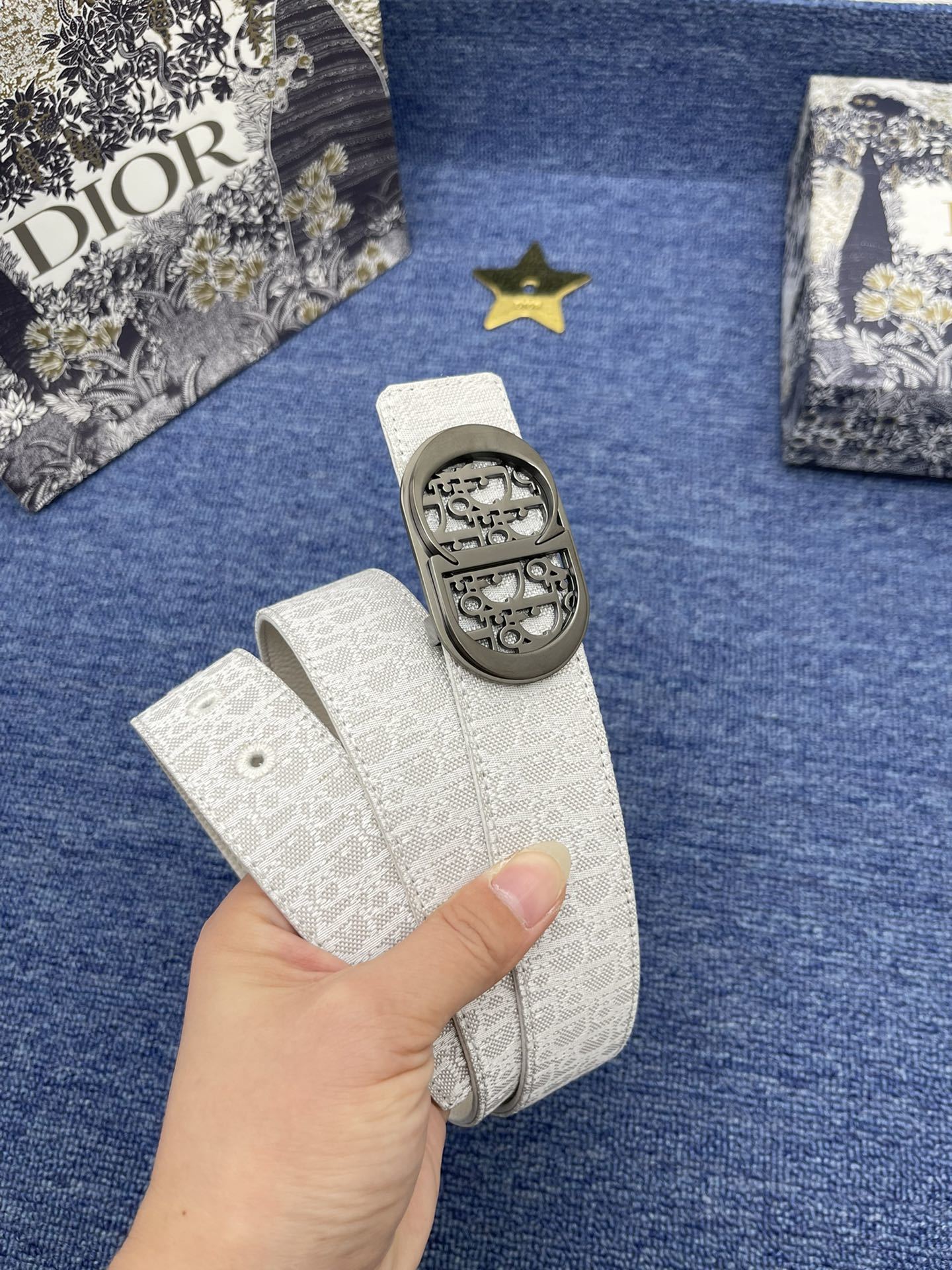 _最新款来袭品牌迪奥这款35Montaigne腰带从标志性的同名手袋汲取灵感可翻面使用以双面设计重新诠释