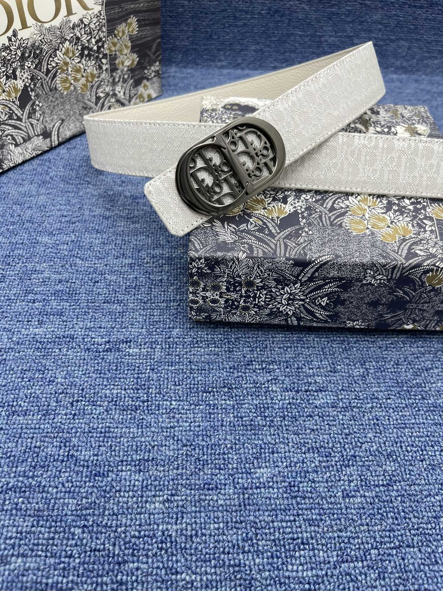 _最新款来袭品牌迪奥这款35Montaigne腰带从标志性的同名手袋汲取灵感可翻面使用以双面设计重新诠释