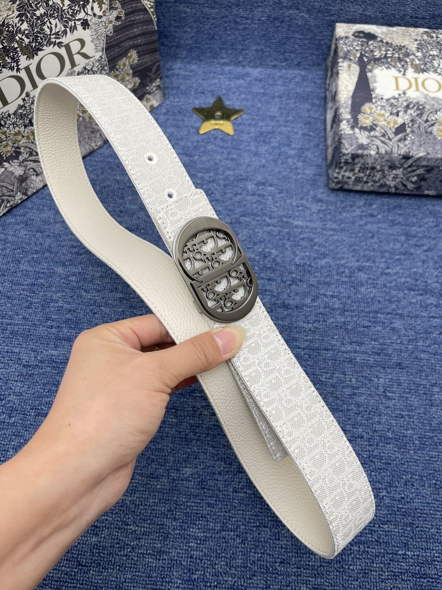 _最新款来袭品牌迪奥这款35Montaigne腰带从标志性的同名手袋汲取灵感可翻面使用以双面设计重新诠释