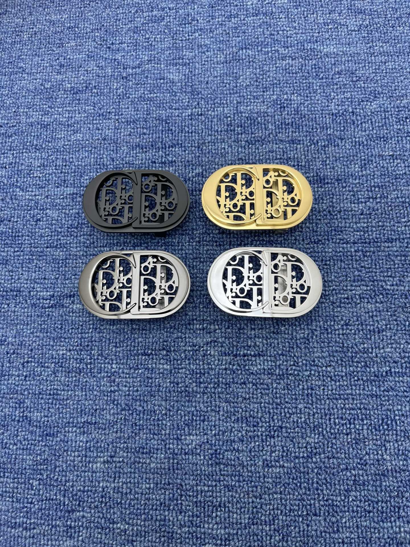 _最新款来袭品牌迪奥这款35Montaigne腰带从标志性的同名手袋汲取灵感可翻面使用以双面设计重新诠释