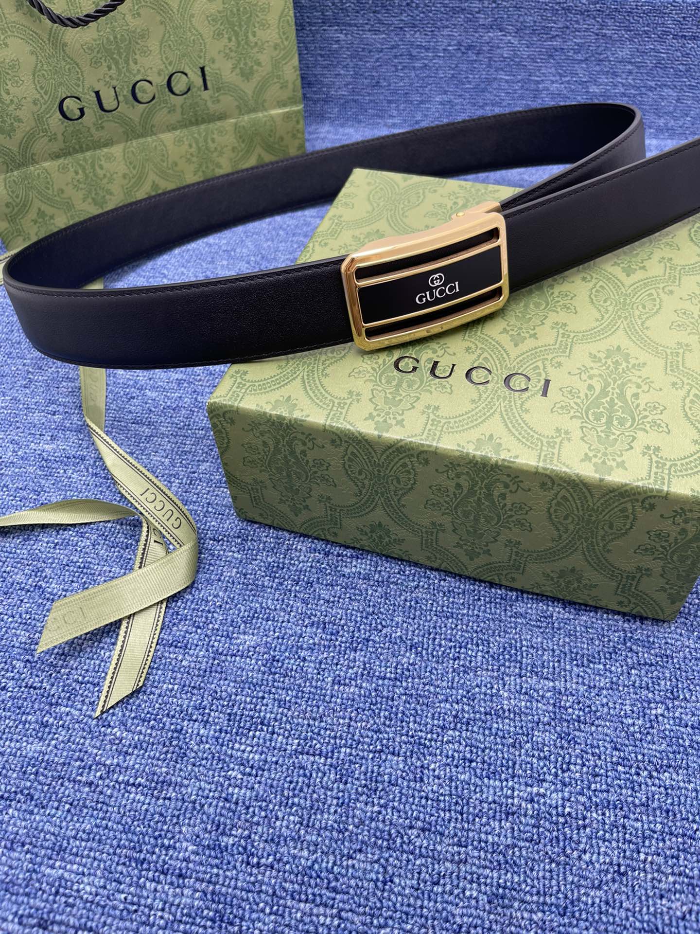 品牌古驰Gucci自动扣描述采用高级GucciSignature真皮精制而成触感厚实饰以双G商标带扣腰带