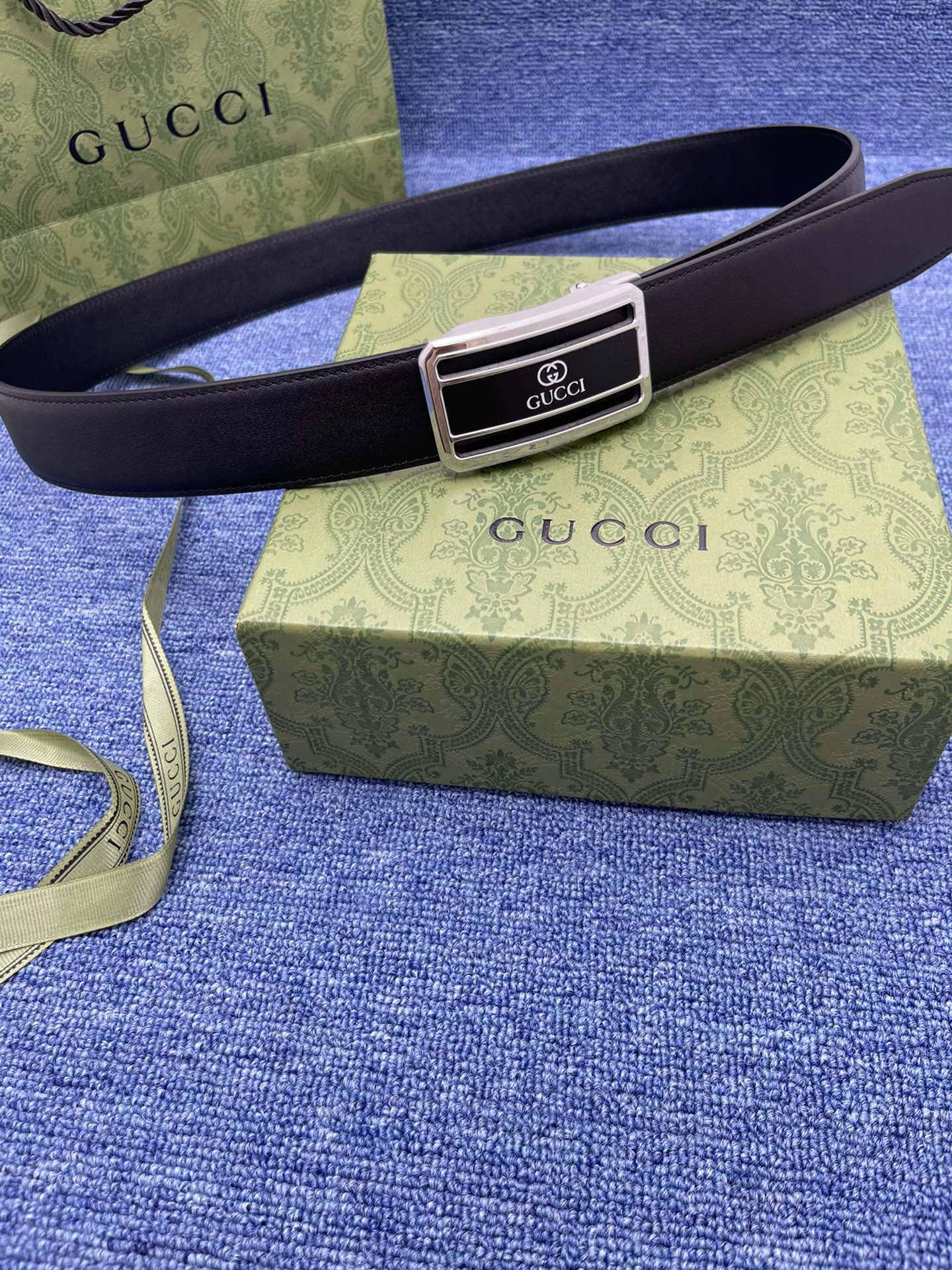 品牌古驰Gucci自动扣描述采用高级GucciSignature真皮精制而成触感厚实饰以双G商标带扣腰带