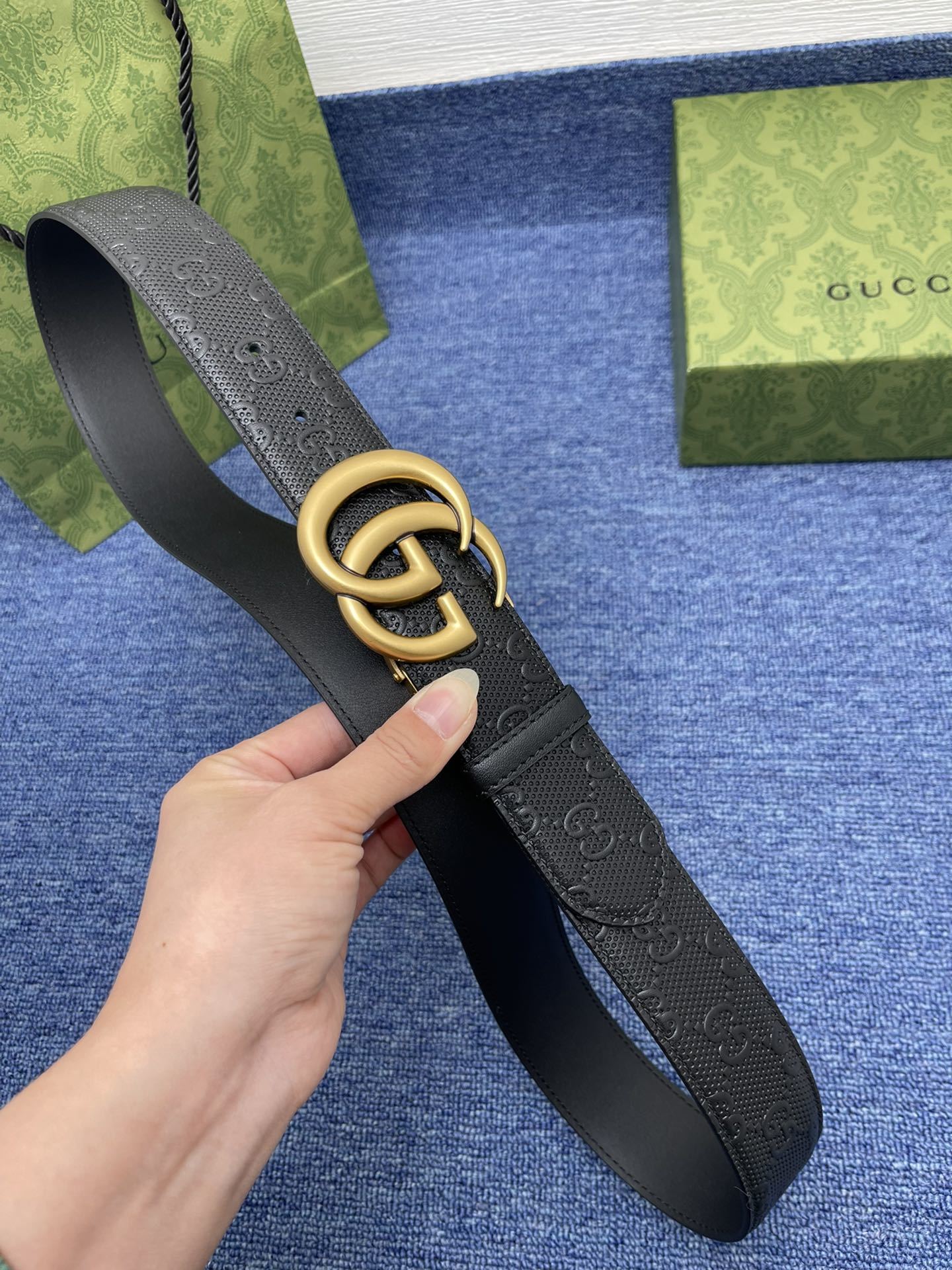 品牌古驰Gucci描述采用高级GucciSignature真皮精制而成触感厚实饰以双G商标带扣腰带为意大