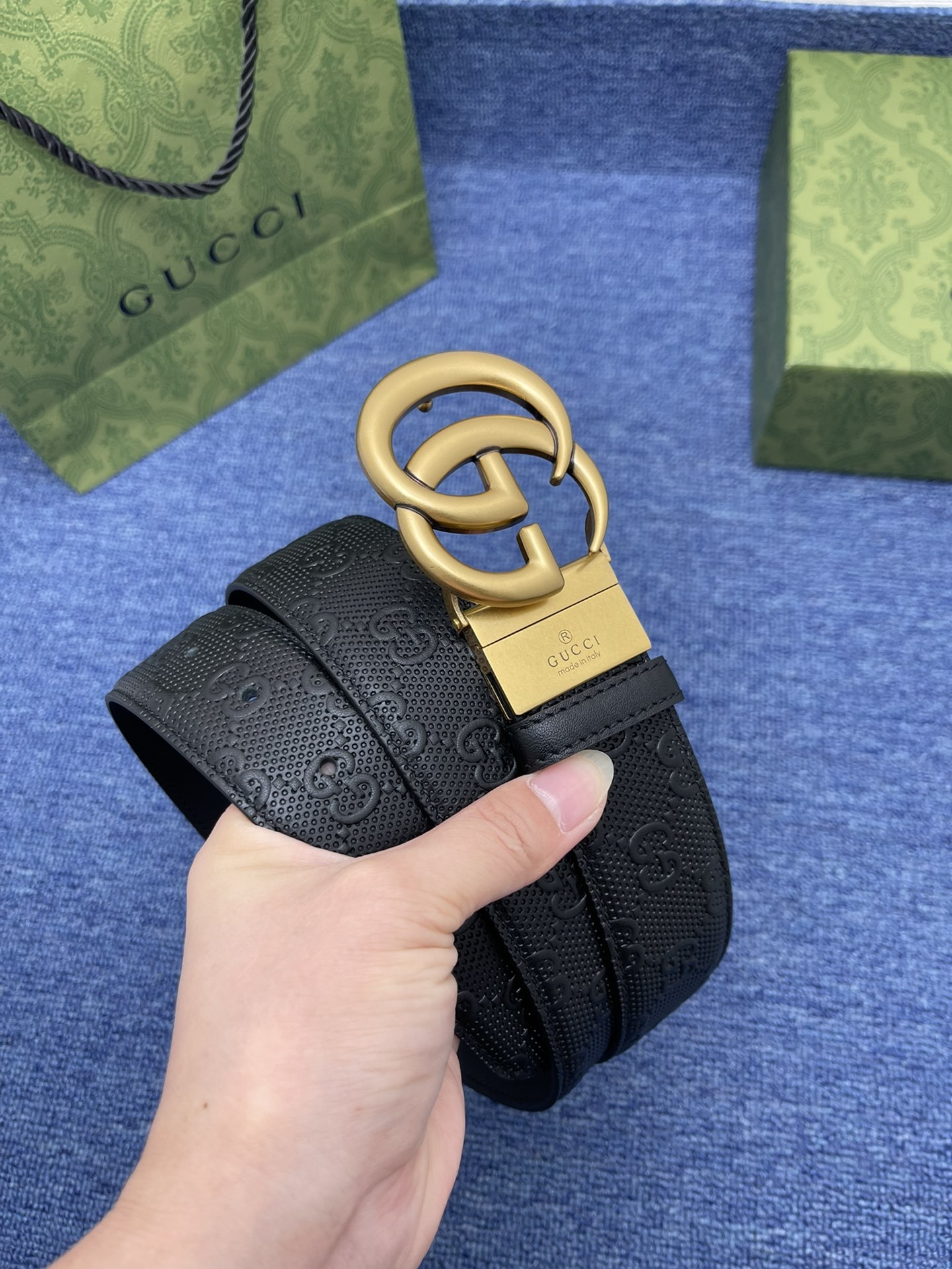 品牌古驰Gucci描述采用高级GucciSignature真皮精制而成触感厚实饰以双G商标带扣腰带为意大