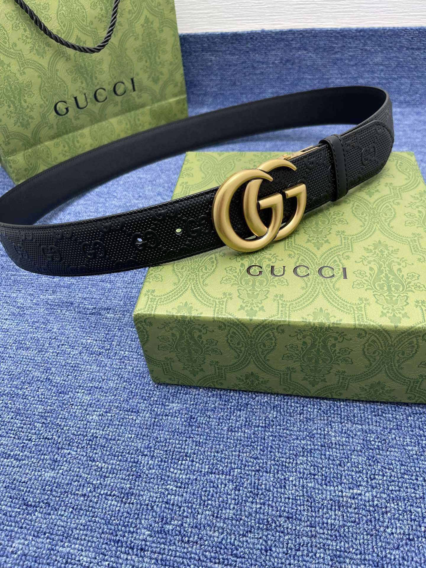 品牌古驰Gucci描述采用高级GucciSignature真皮精制而成触感厚实饰以双G商标带扣腰带为意大