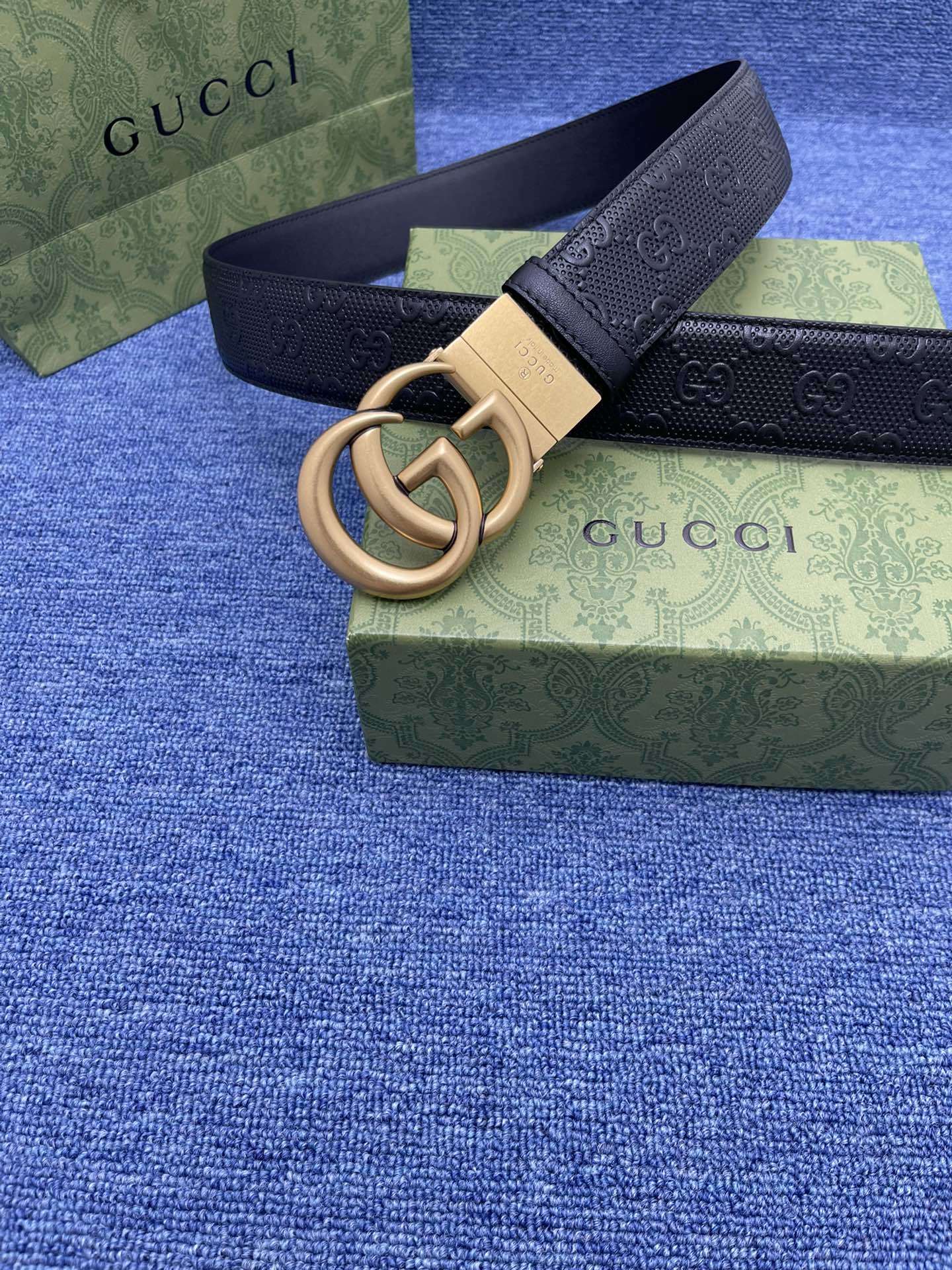 品牌古驰Gucci描述采用高级GucciSignature真皮精制而成触感厚实饰以双G商标带扣腰带为意大
