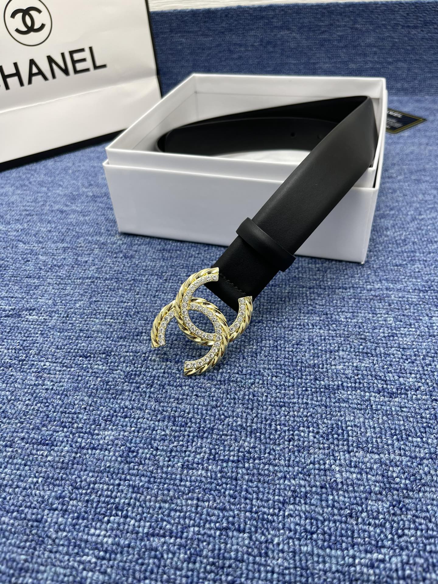 品牌香奈儿女带描述双面原版皮可调节式皮带小牛皮材质配有钯金色和银色钢金属扣牛皮材质不锈钢香奈儿扣3.0厘