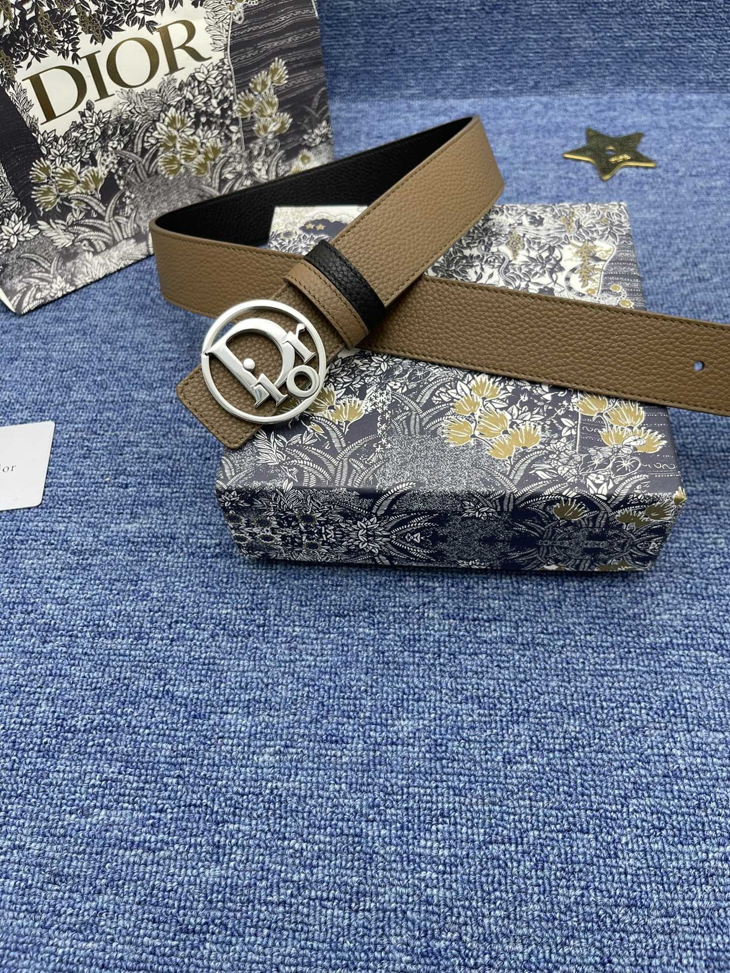 迪奥3.5cm这款30MontaigneAvenue腰带从同名手袋汲取灵感是二零二三年秋季新品采用黑色光