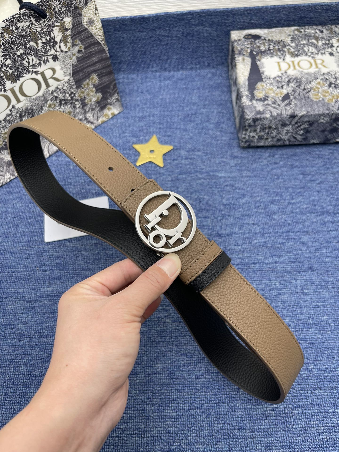 迪奥3.5cm这款30MontaigneAvenue腰带从同名手袋汲取灵感是二零二三年秋季新品采用黑色光