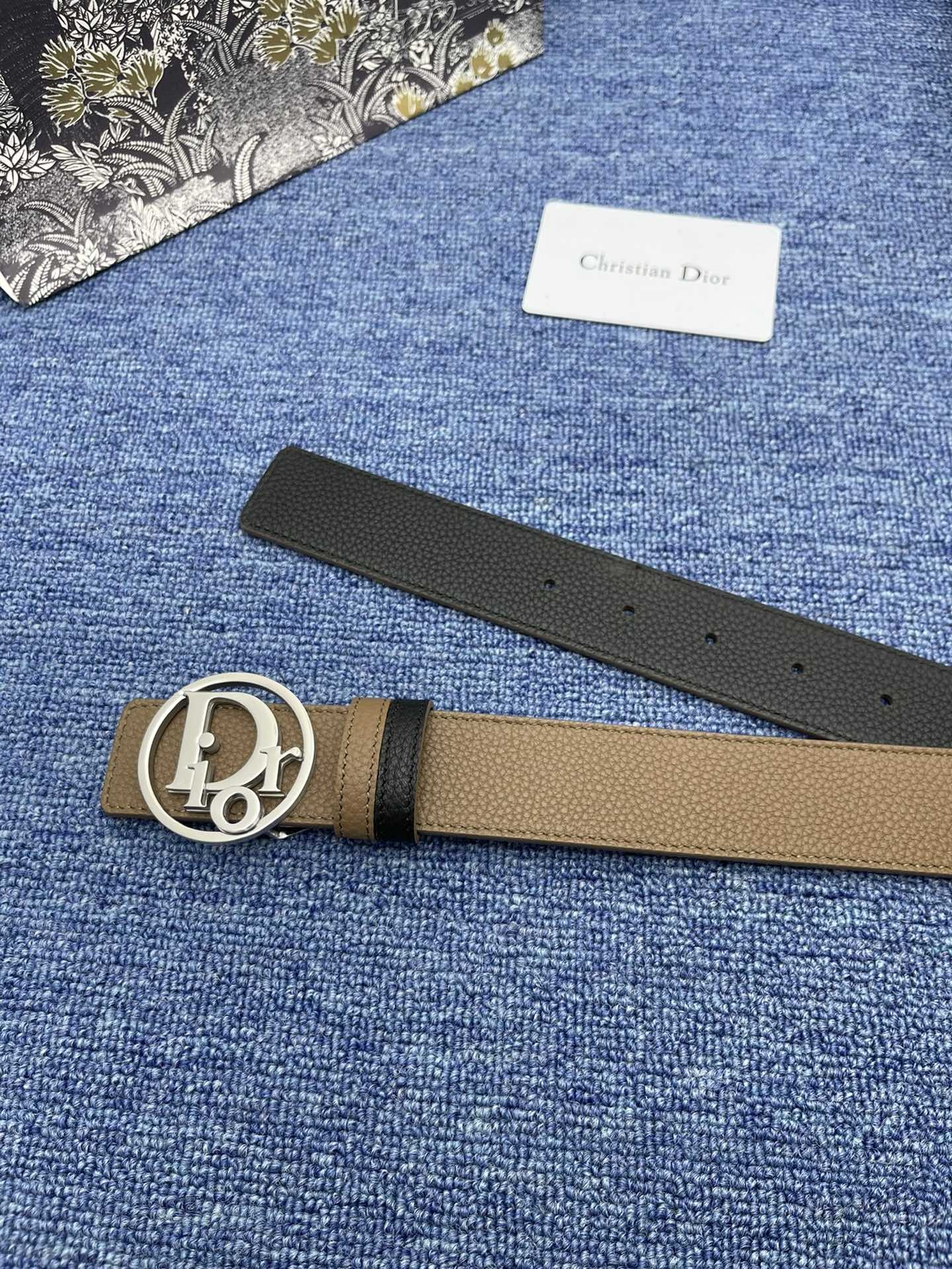 迪奥3.5cm这款30MontaigneAvenue腰带从同名手袋汲取灵感是二零二三年秋季新品采用黑色光