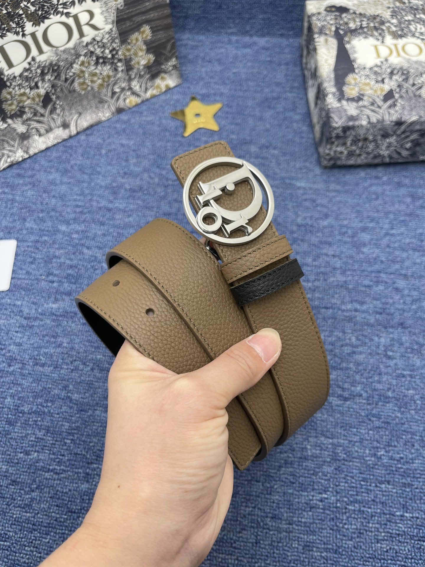 迪奥3.5cm这款30MontaigneAvenue腰带从同名手袋汲取灵感是二零二三年秋季新品采用黑色光