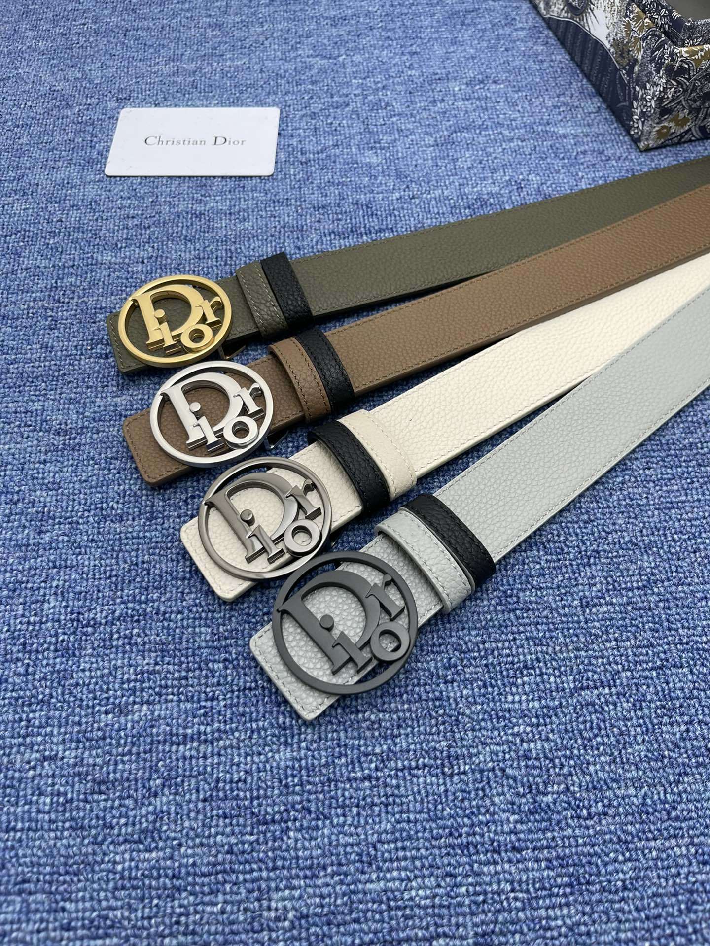 迪奥3.5cm这款30MontaigneAvenue腰带从同名手袋汲取灵感是二零二三年秋季新品采用黑色光