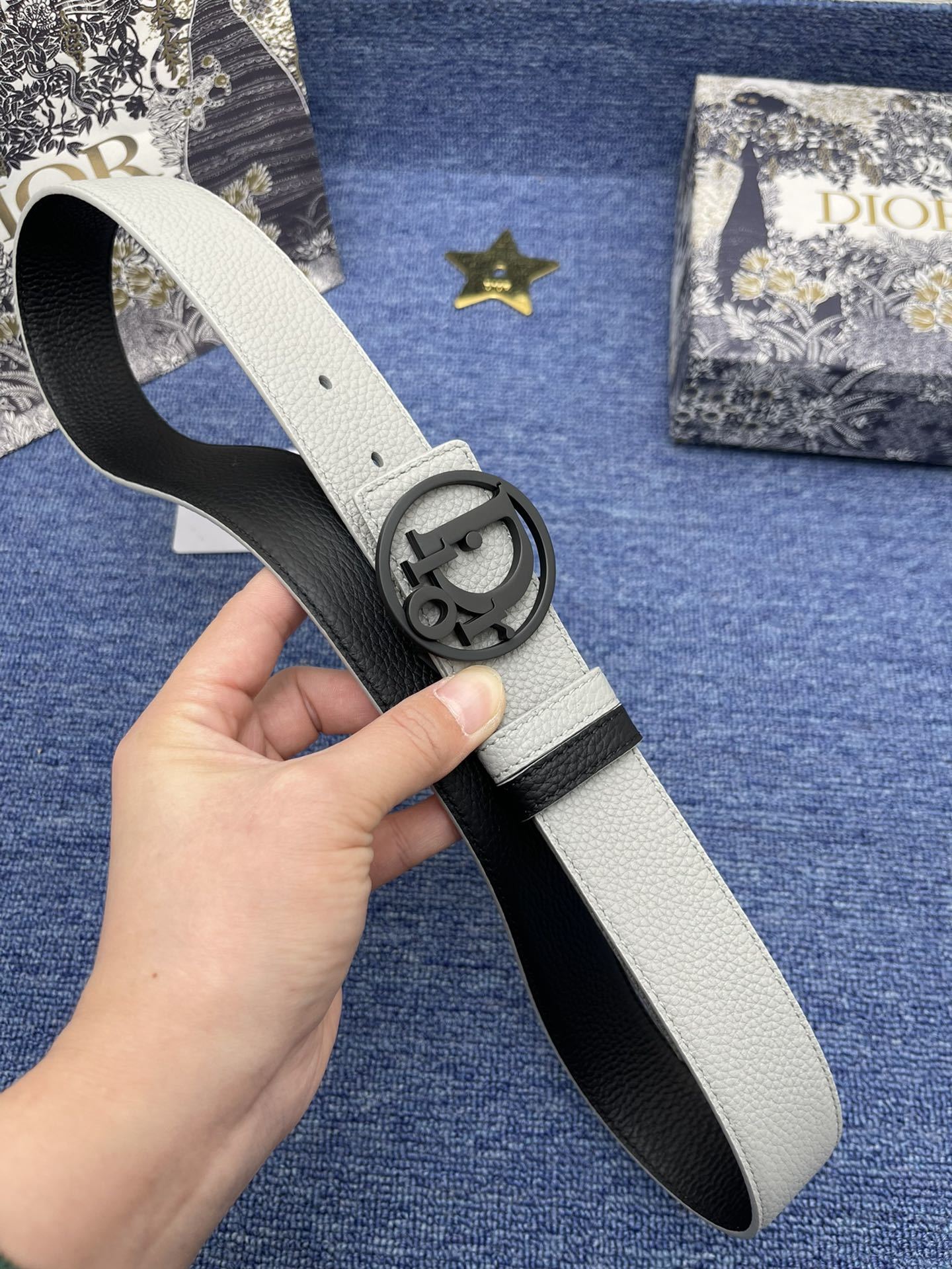 迪奥3.5cm这款30MontaigneAvenue腰带从同名手袋汲取灵感是二零二三年秋季新品采用黑色光