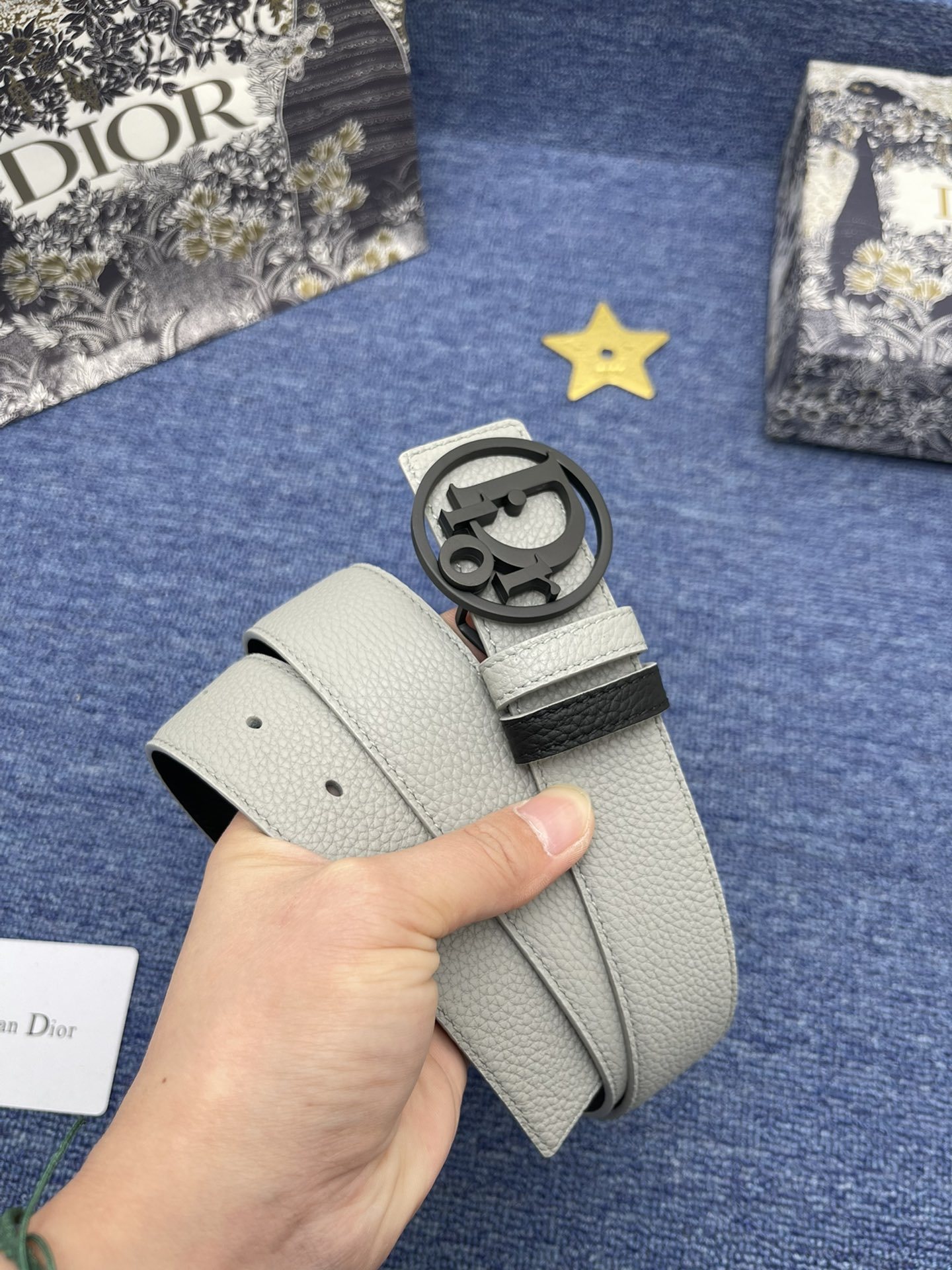 迪奥3.5cm这款30MontaigneAvenue腰带从同名手袋汲取灵感是二零二三年秋季新品采用黑色光