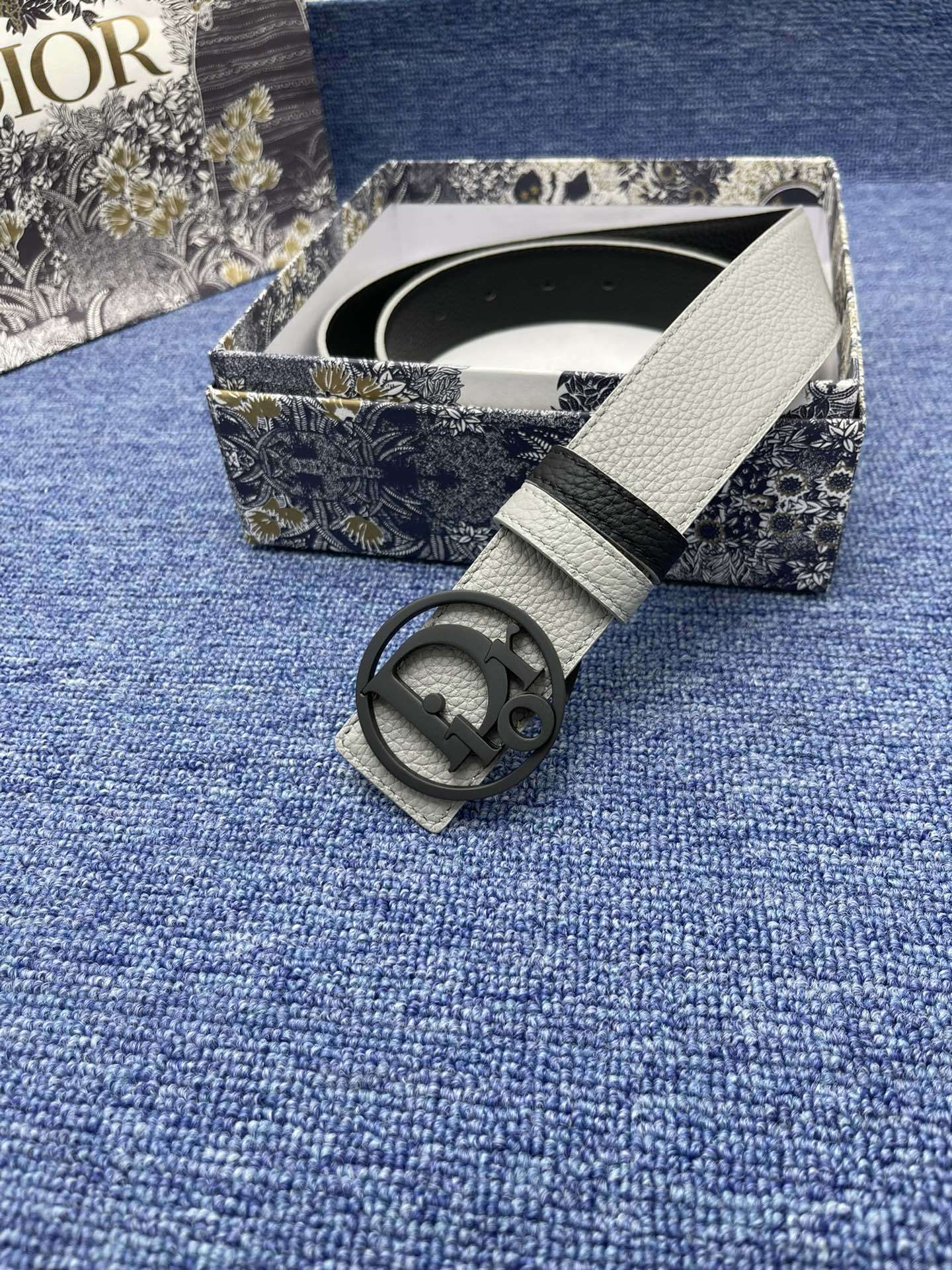 迪奥3.5cm这款30MontaigneAvenue腰带从同名手袋汲取灵感是二零二三年秋季新品采用黑色光