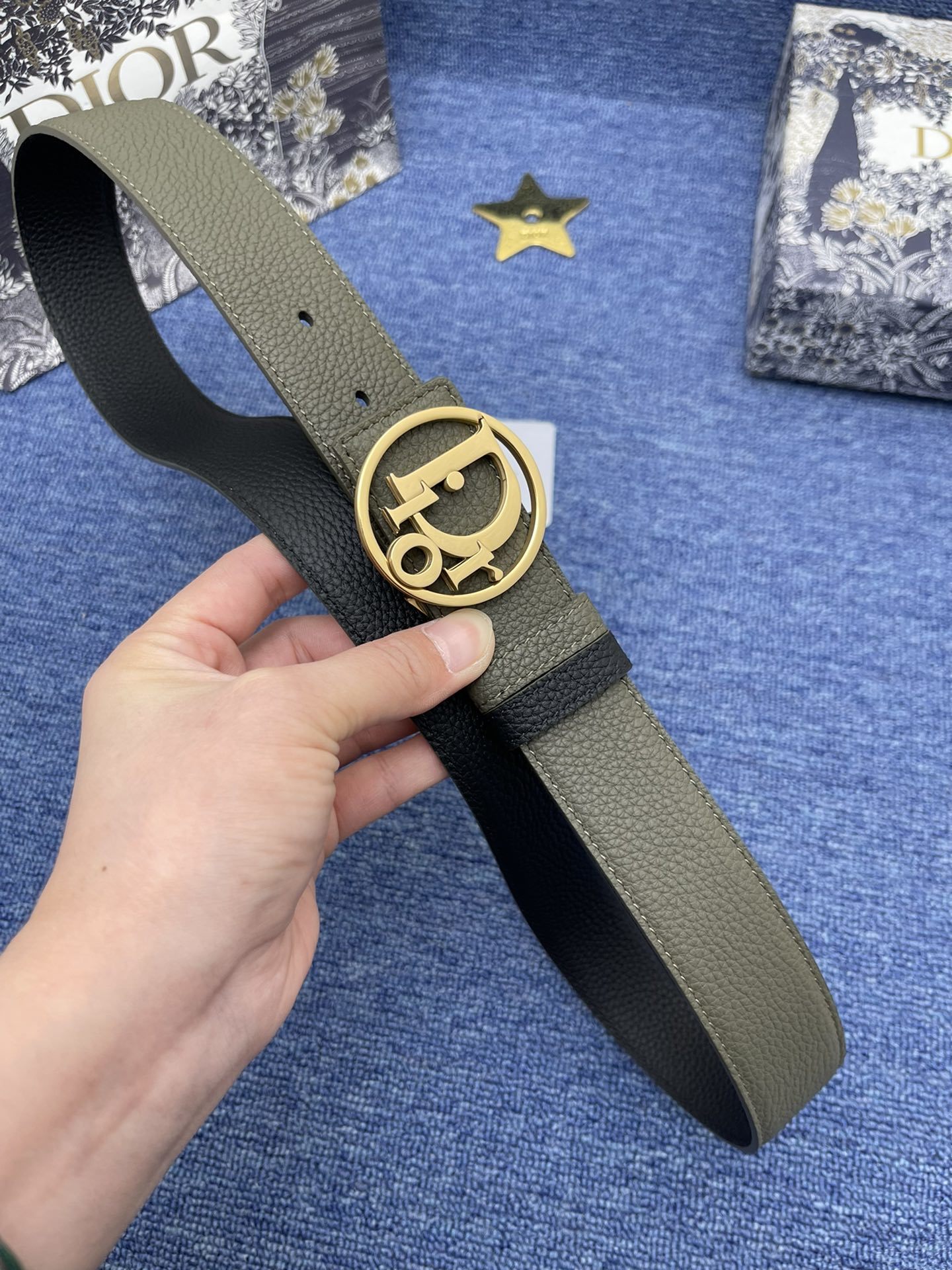 迪奥3.5cm这款30MontaigneAvenue腰带从同名手袋汲取灵感是二零二三年秋季新品采用黑色光